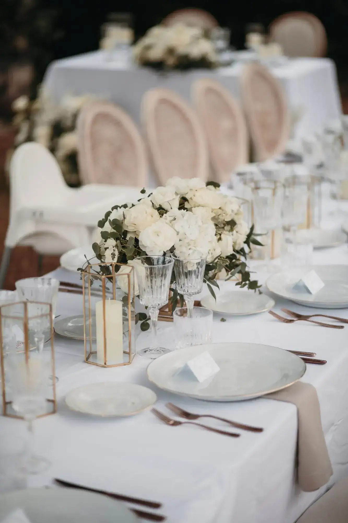 White roses, crystal and gold lanterns