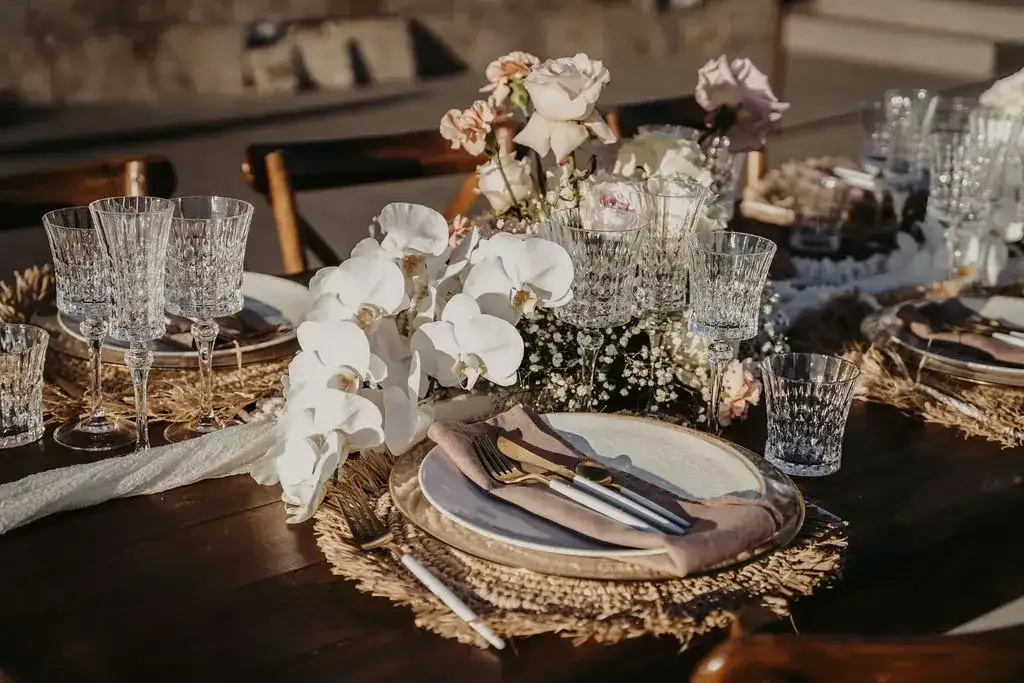 Orchids, crystal and rattan chargers, 7Pines Ibiza