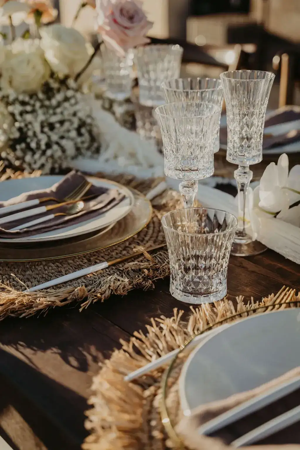 Crystal glasses and rattan chargers, 7Pines Ibiza