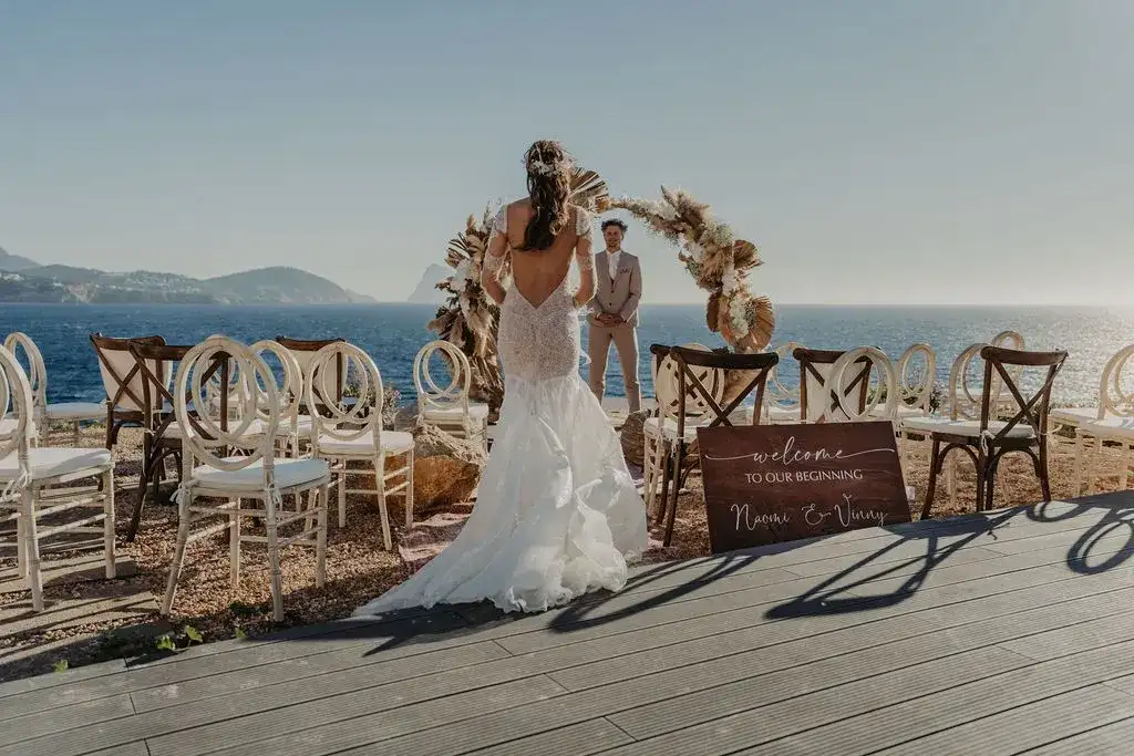 The bride arrives at the pampas arch, 7Pines Ibiza
