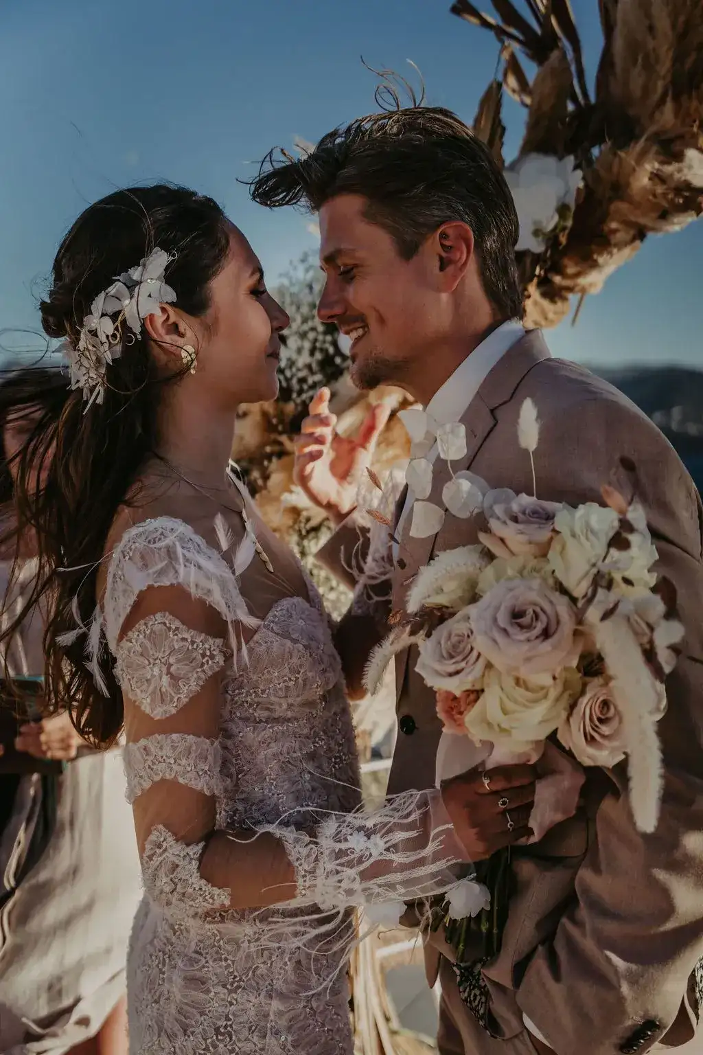 The couple with a pampas and dried-flower bouquet, 7Pines Ibiza
