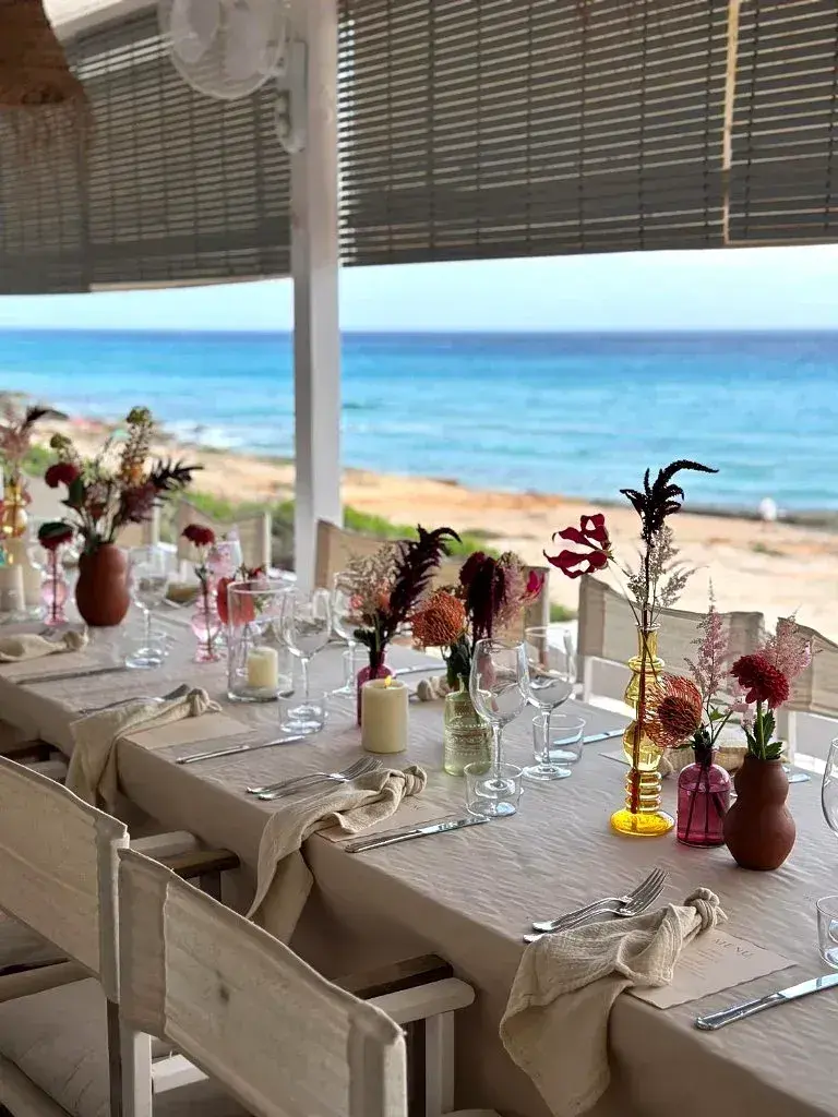 10.7 Formentera: Event table dressed with burgundy flowers