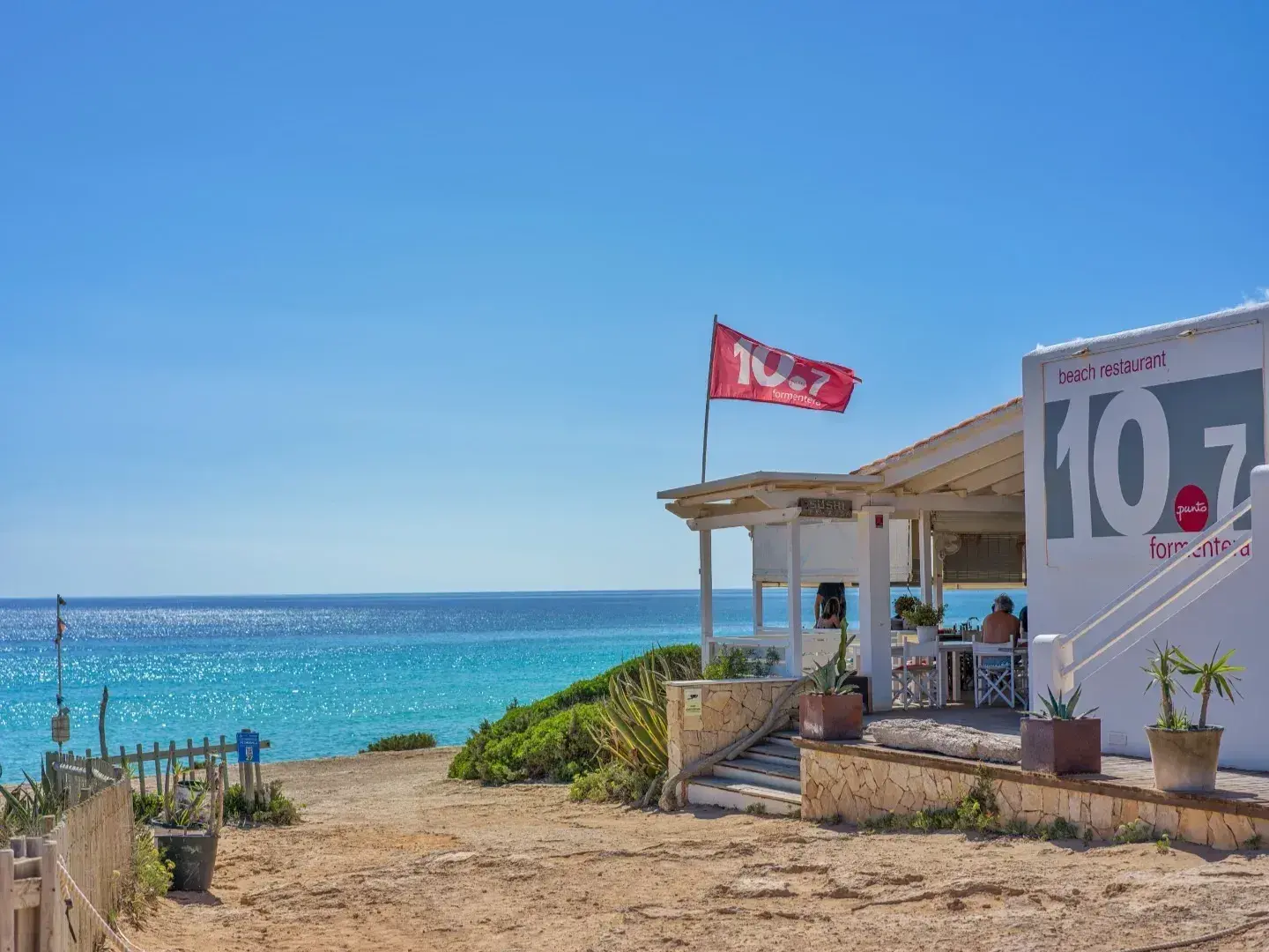10.7 Formentera: Beach restaurant on the dunes above Migjorn beach
