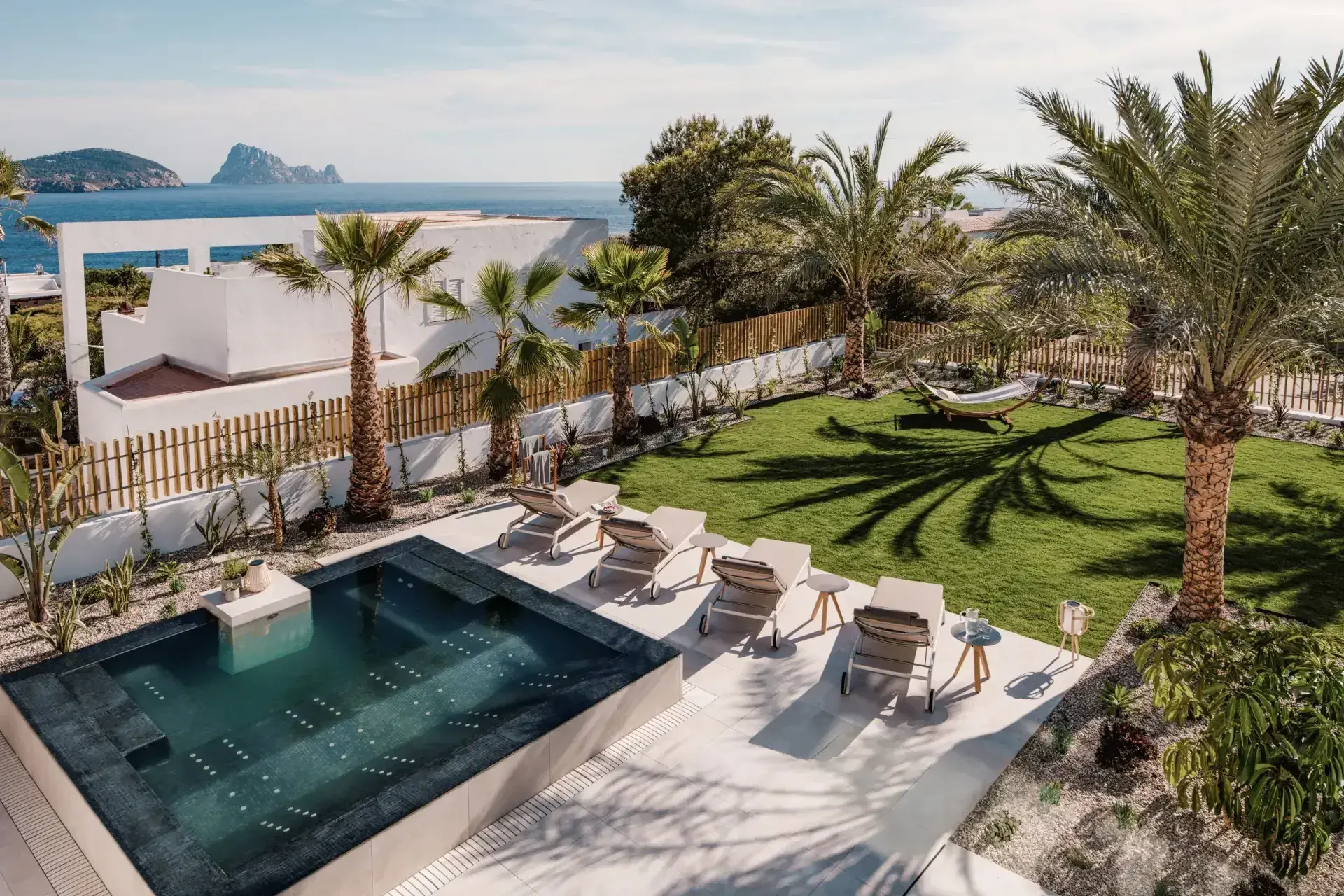 7Pines Resort Ibiza: Villa garden with plunge pool, palms and view to Es Vedrà
