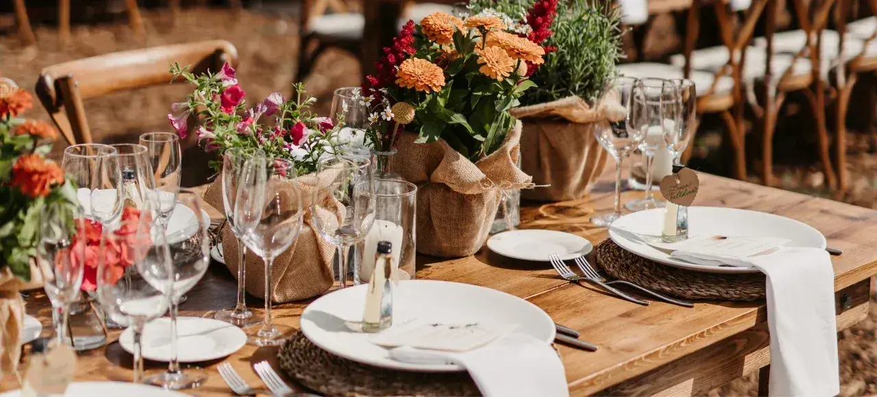 Agroturismo Atzaró: Wedding table setting with flowers in terracotta pots