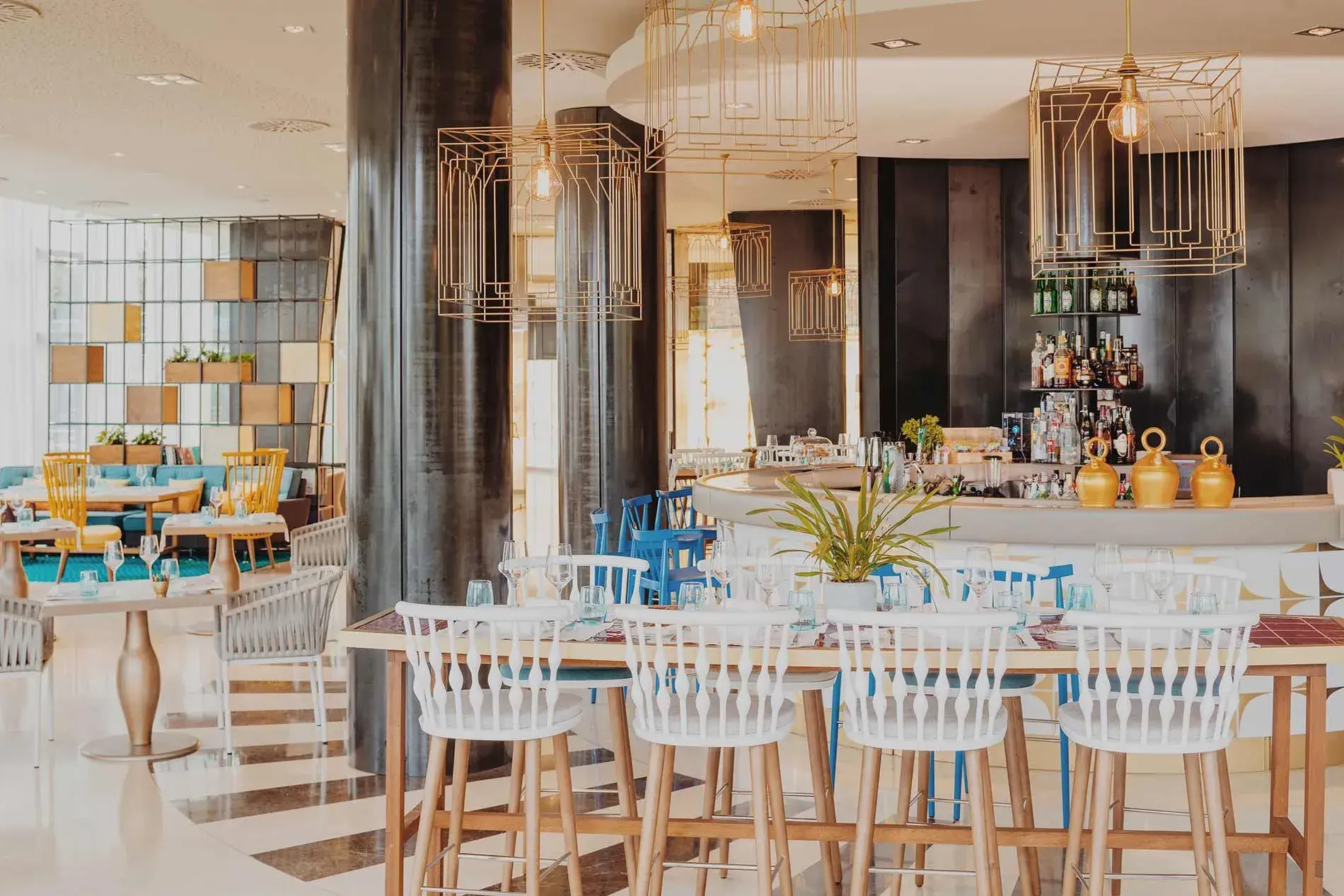 Aguas de Ibiza: Restaurant with bar, brass lanterns and white stools