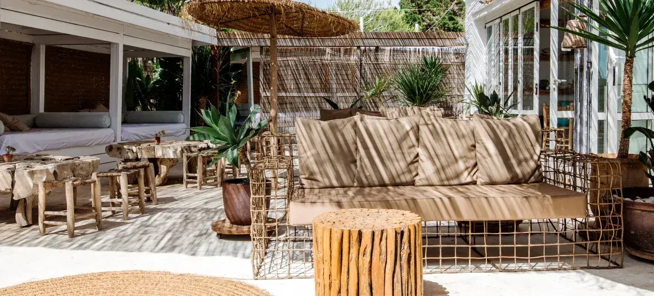 Atzaró Beach: Lounge with rattan sofa, tree-stump table and cane screens
