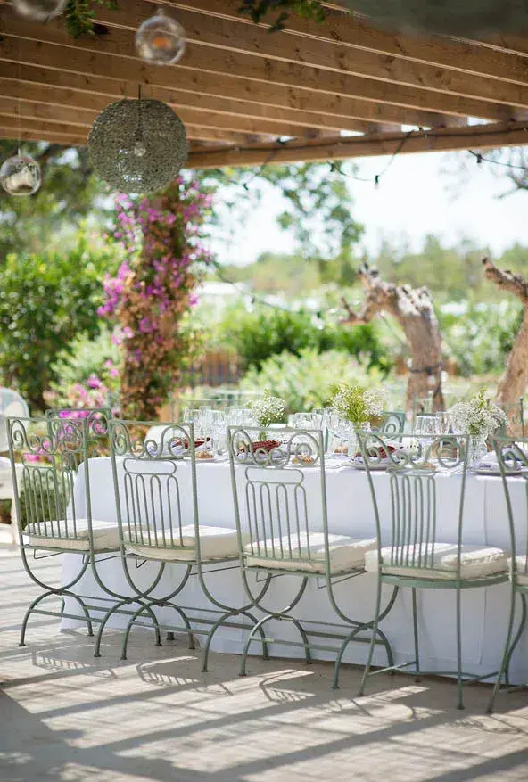 Aubergine by Atzaró: Tables dressed in white under the pergola