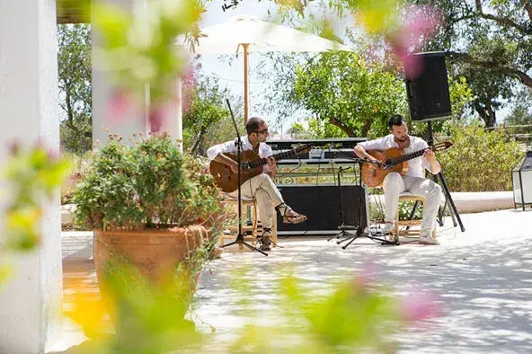 Aubergine by Atzaró: Two guitarists playing on the terrace