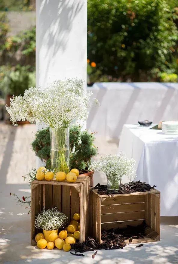 Aubergine by Atzaró: Decor of fruit crates and white flowers by a white wall