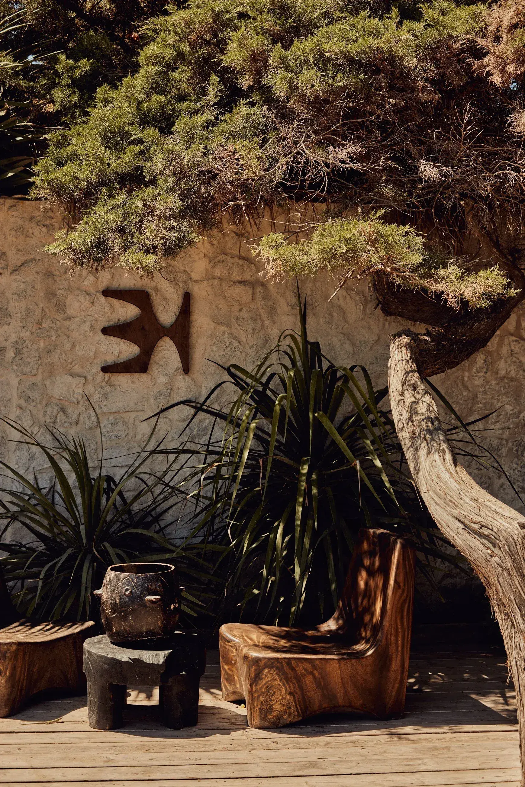 Beachouse Ibiza: Lounge corner with carved wooden chairs and plants