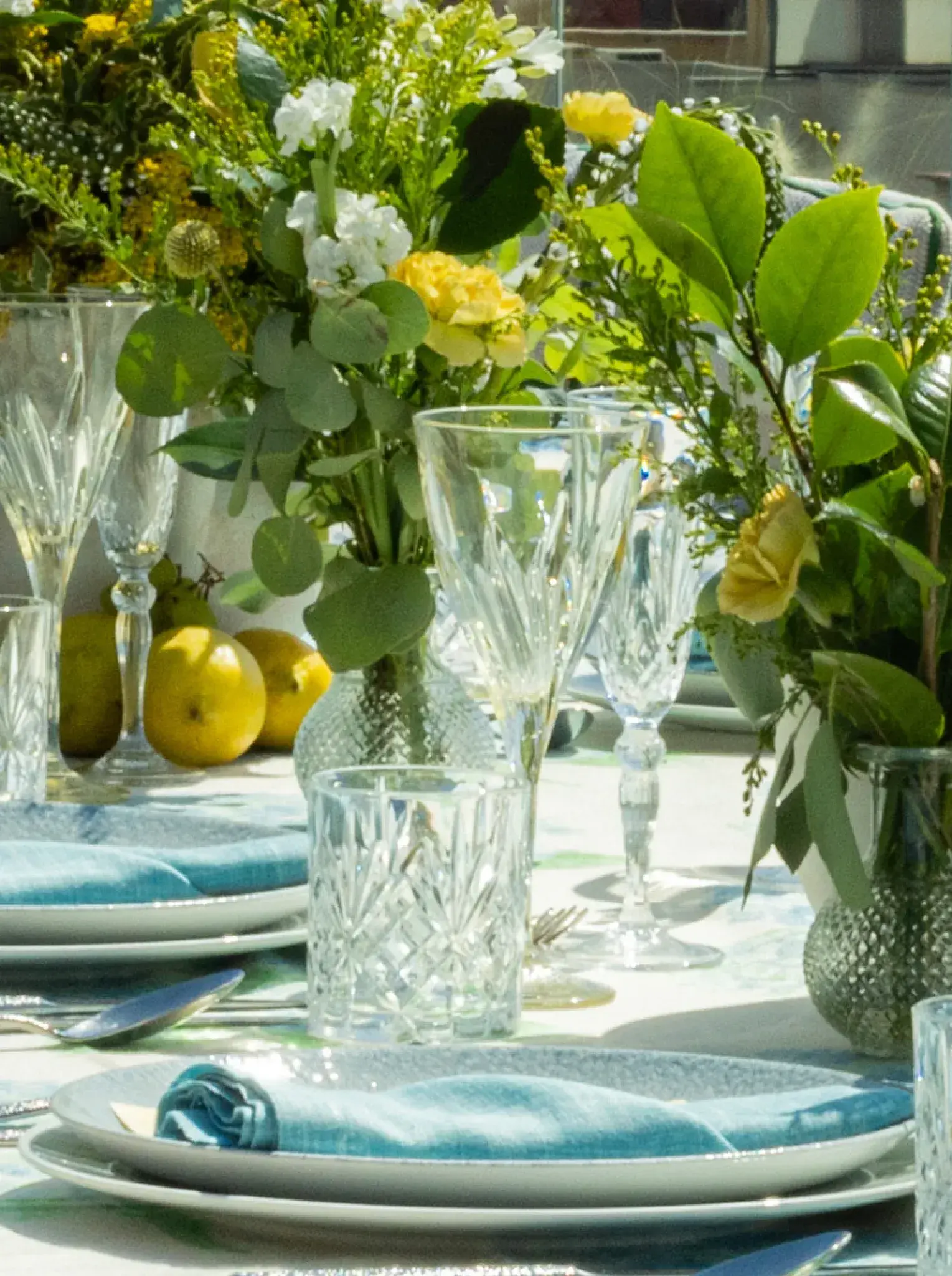 Bless Hotel Ibiza: Table setting with lemons, greenery and blue napkins