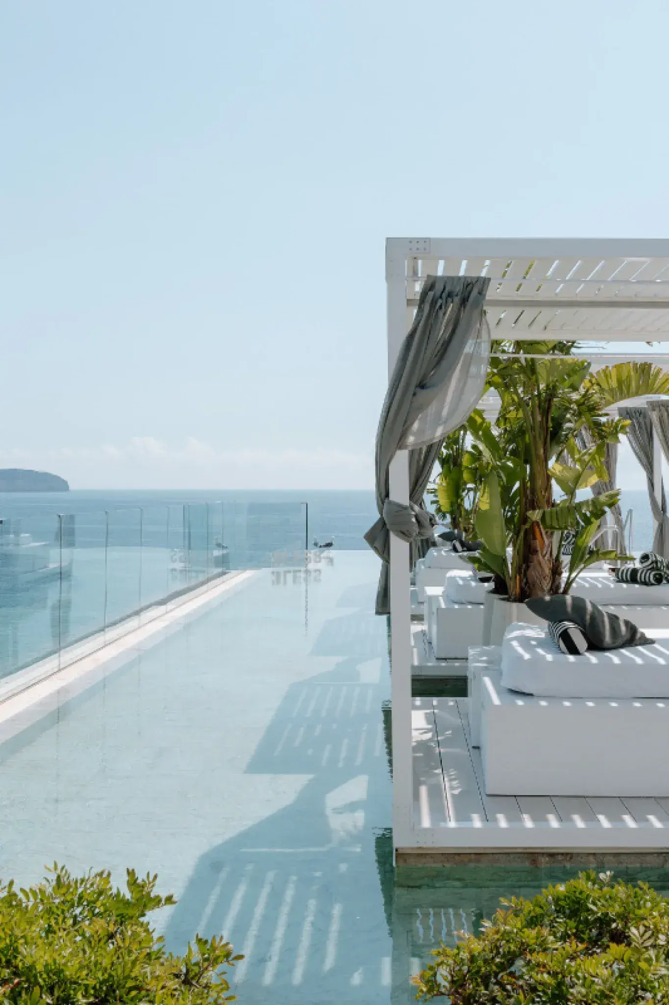 Bless Hotel Ibiza: Infinity pool terrace with daybeds over the sea