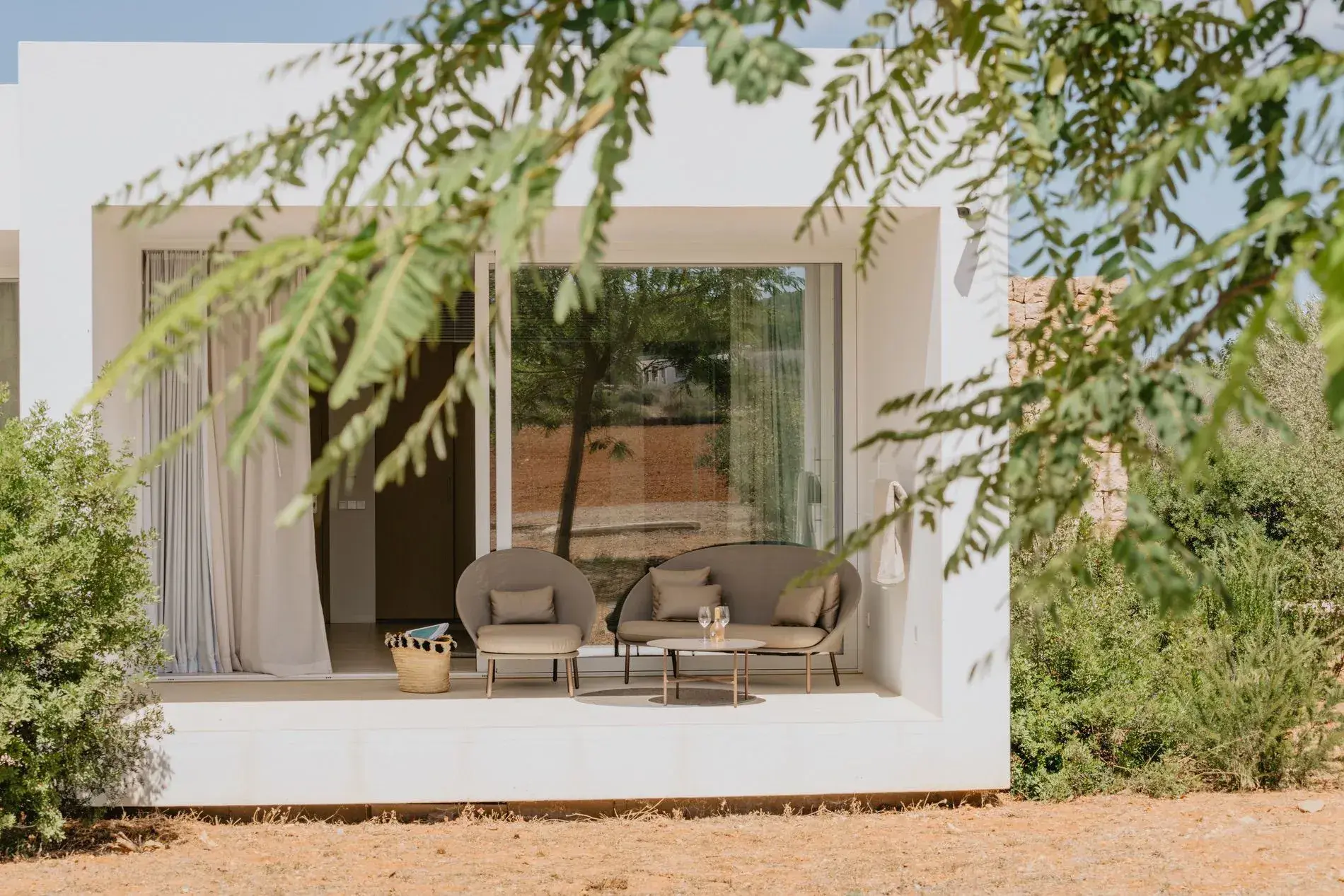 Ca Na Xica: Whitewashed suite with terrace chairs among garden plants