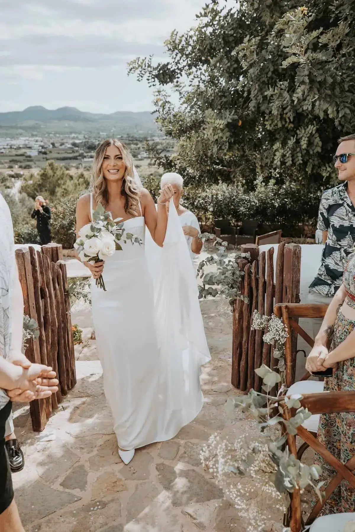 Can Frare: Rustic-style wedding entrance