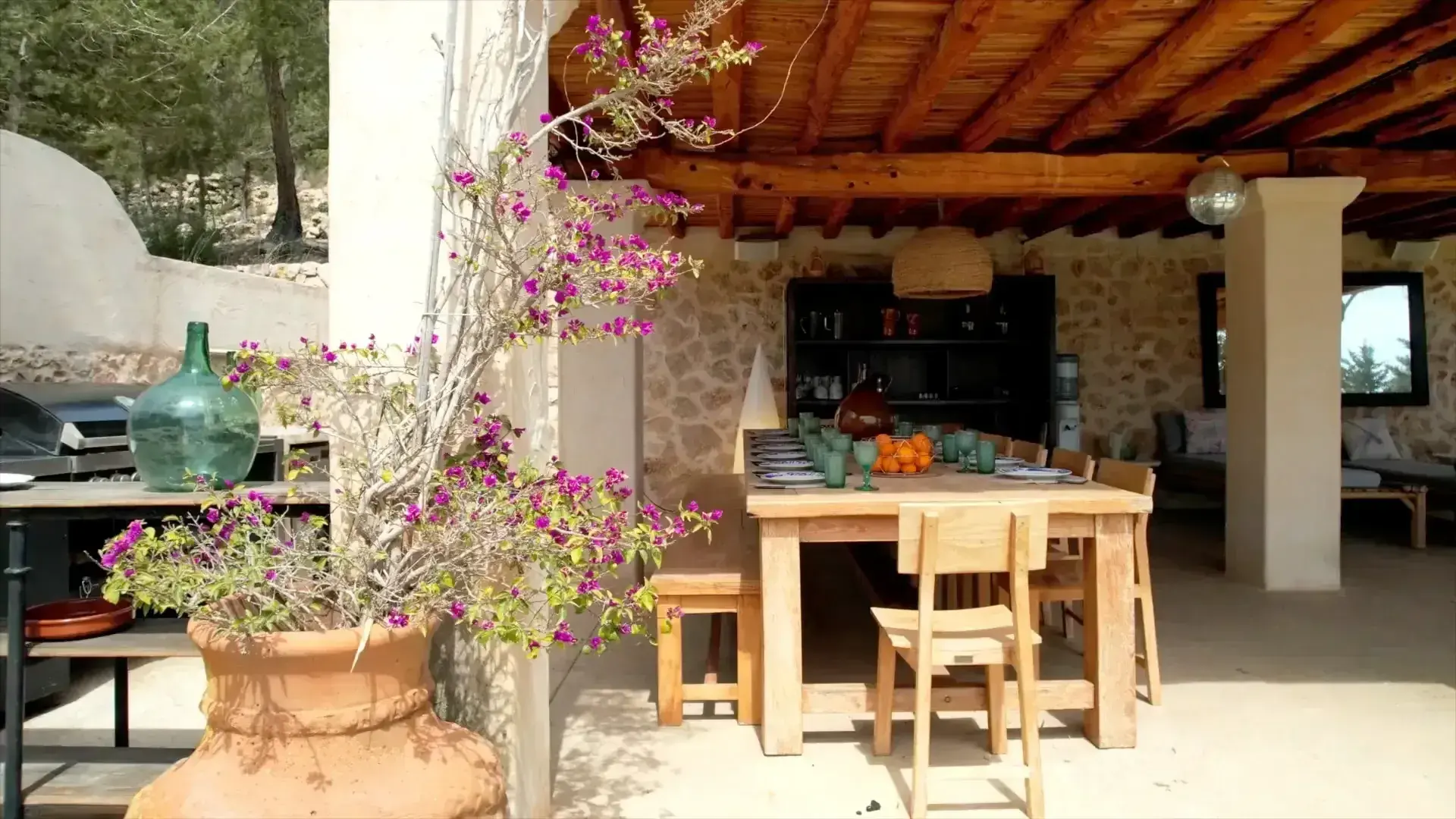 Can Frare: Alfresco kitchen and dining table under a beamed roof