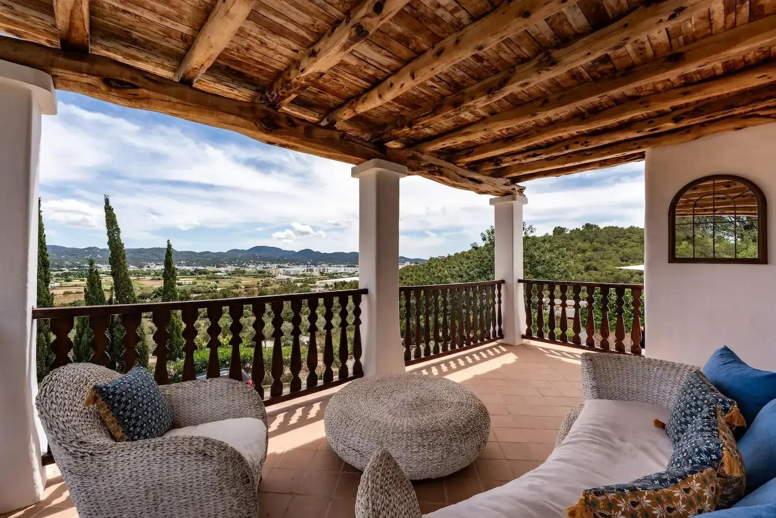 Can Frare: Covered balcony with wicker seating over the valley