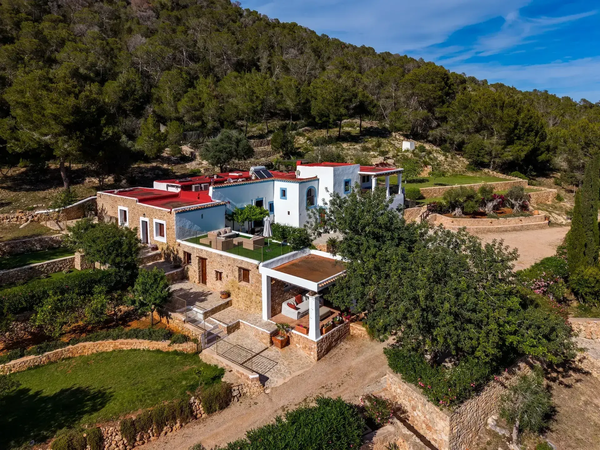 Can Frare: Aerial view of the estate on the wooded hillside