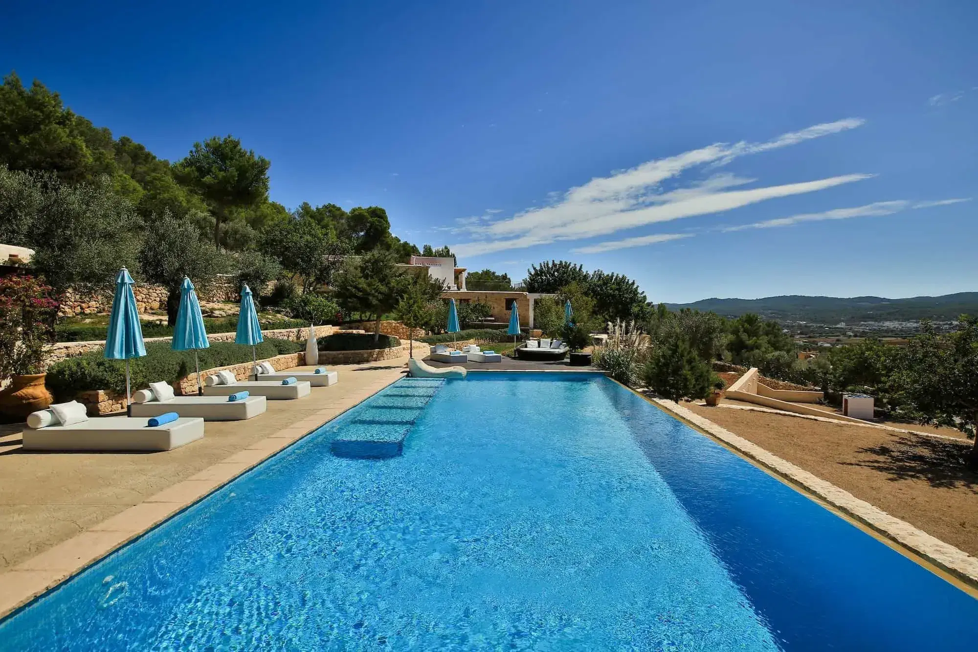 Can Frare: Long infinity pool with loungers and valley view