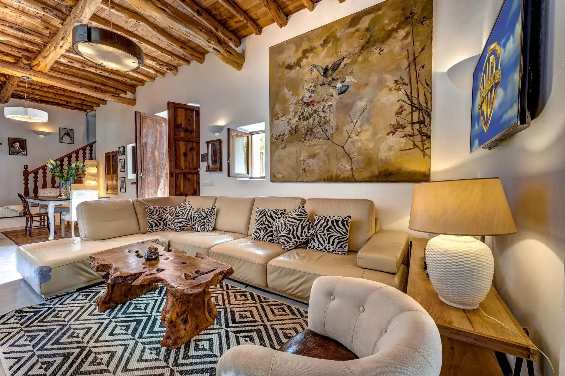 Can Frare: Living room with beamed ceiling and large sofa