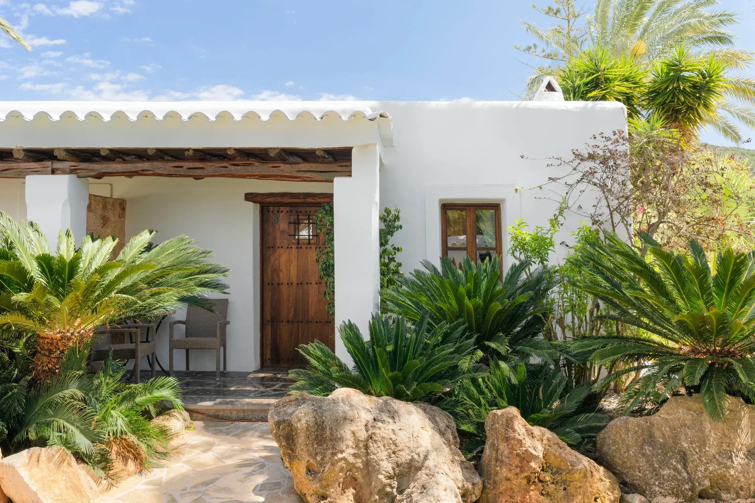 Can Gall: Junior suite entrance among palms and rock garden