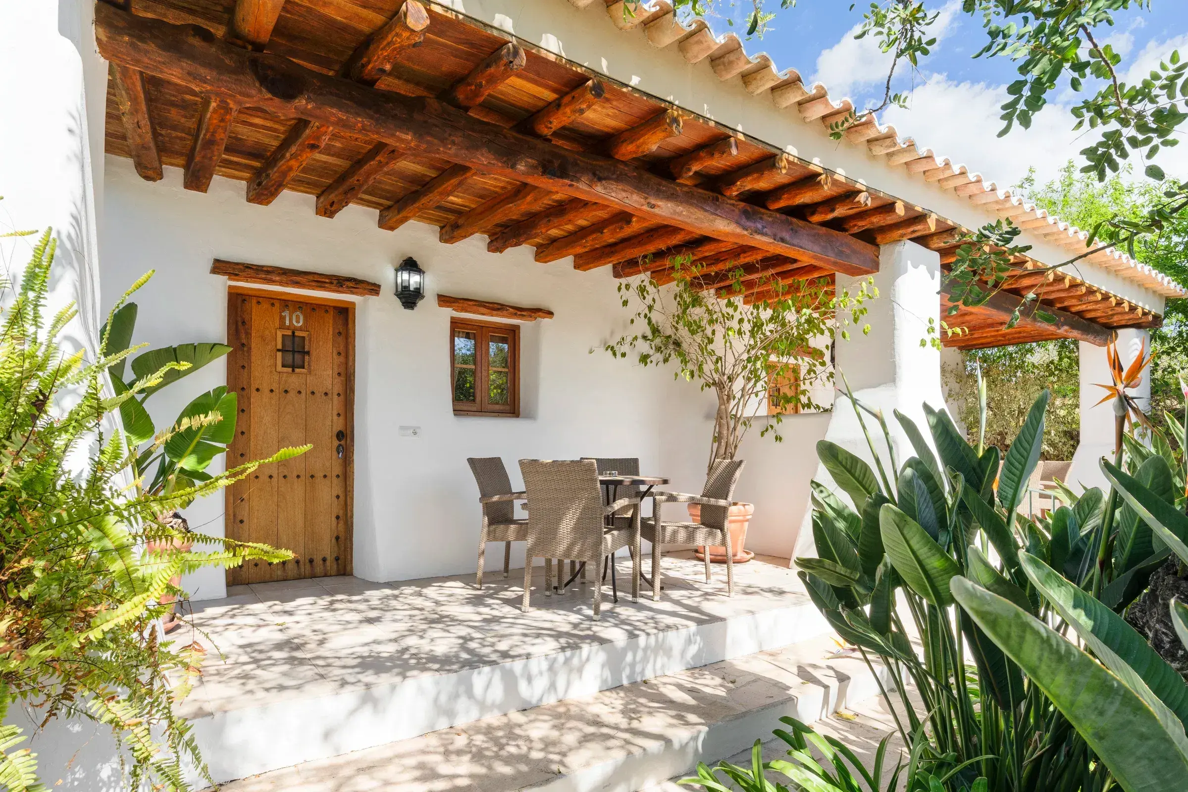 Can Gall: Family suite porch with tiled roof and garden furniture