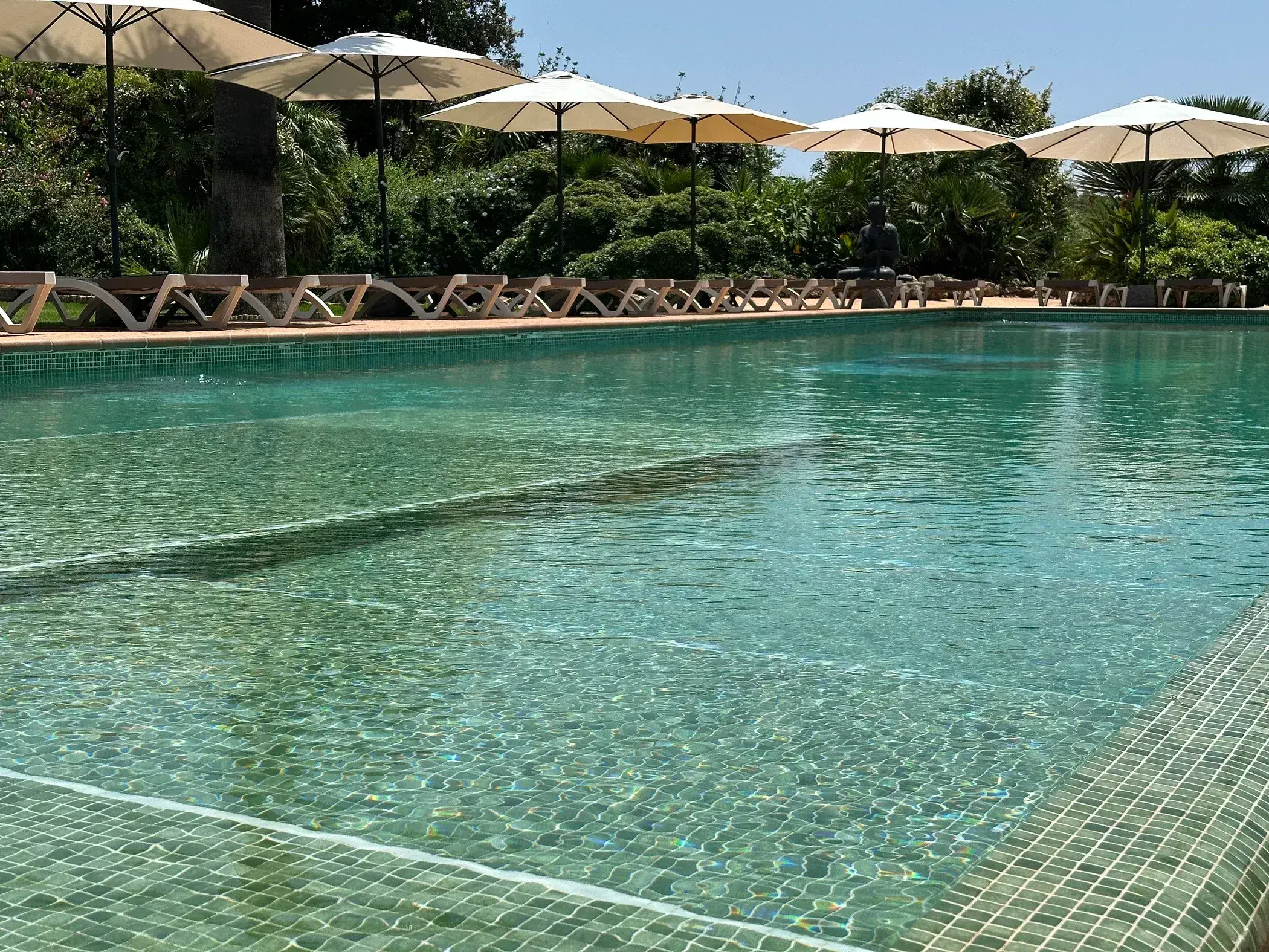 Can Gall: Swimming pool with parasols in the garden