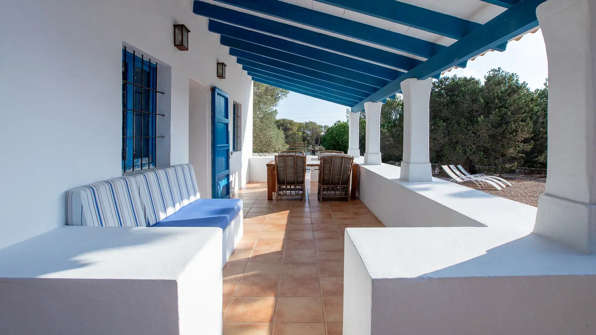 Cantoniblay: Covered porch with whitewashed benches
