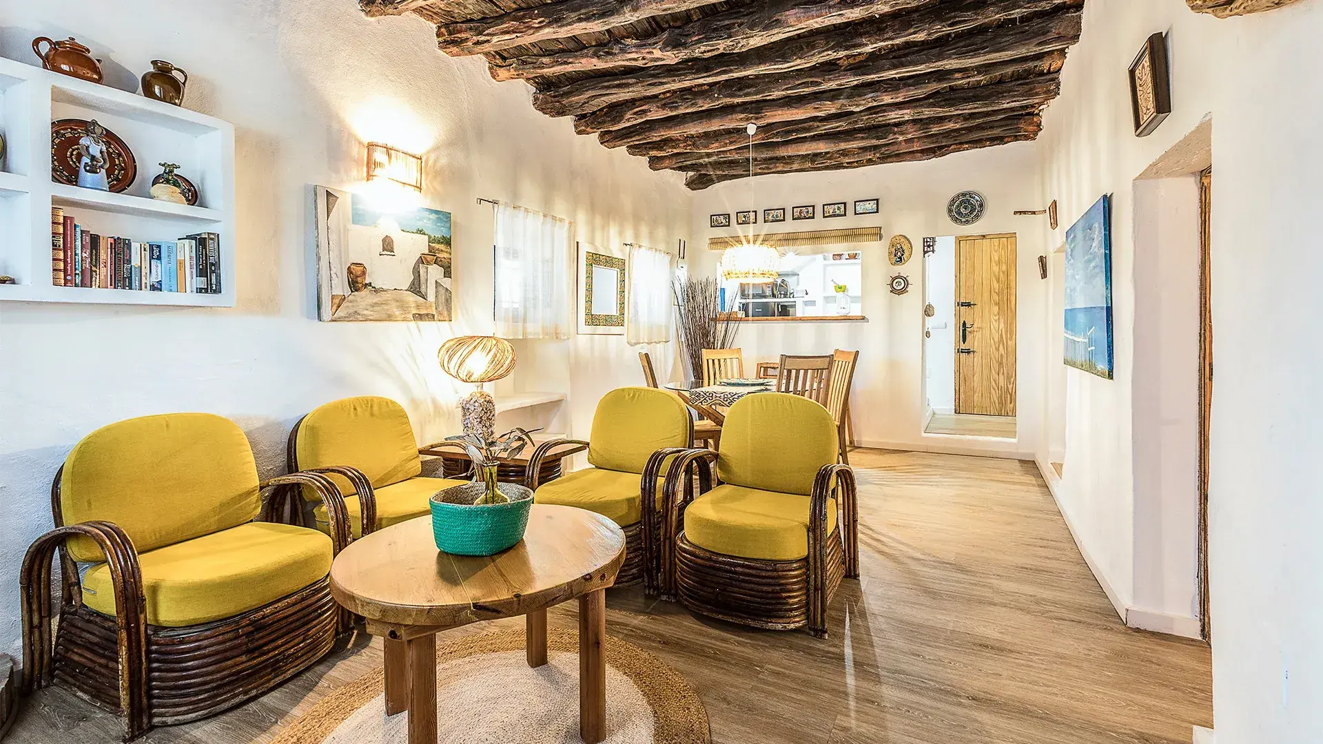 Cantoniblay: Living room with beamed ceiling and rattan armchairs
