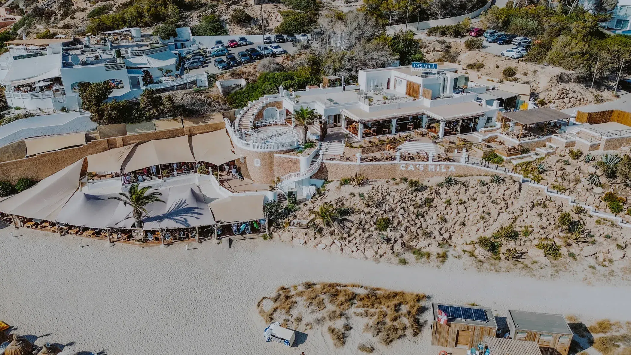 Cas Milà: Aerial view of the restaurant terraces above the sand
