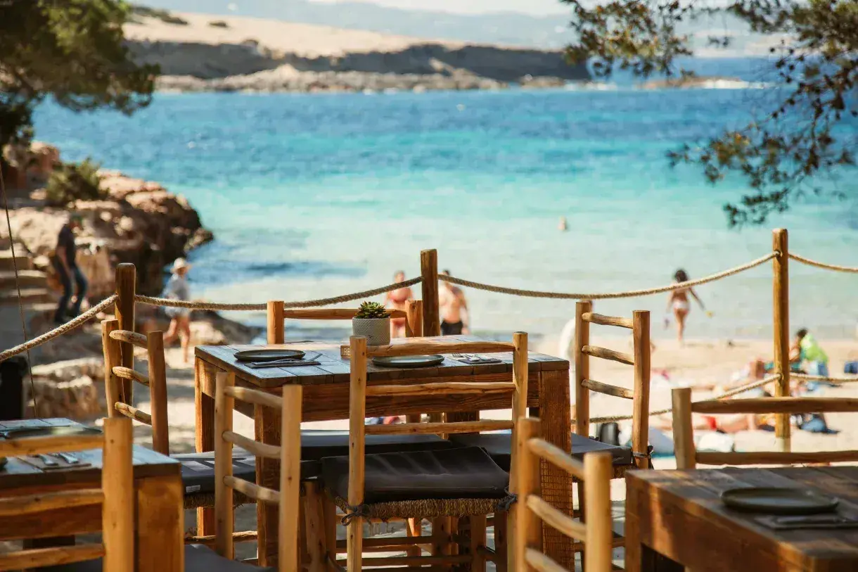 El Chiringuito Cala Gracioneta: Wooden terrace tables above the cove and its turquoise water