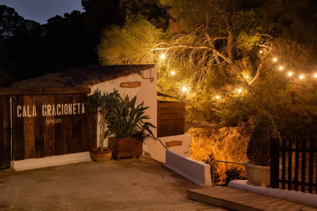 El Chiringuito Cala Gracioneta: Restaurant entrance with festoon lights at night