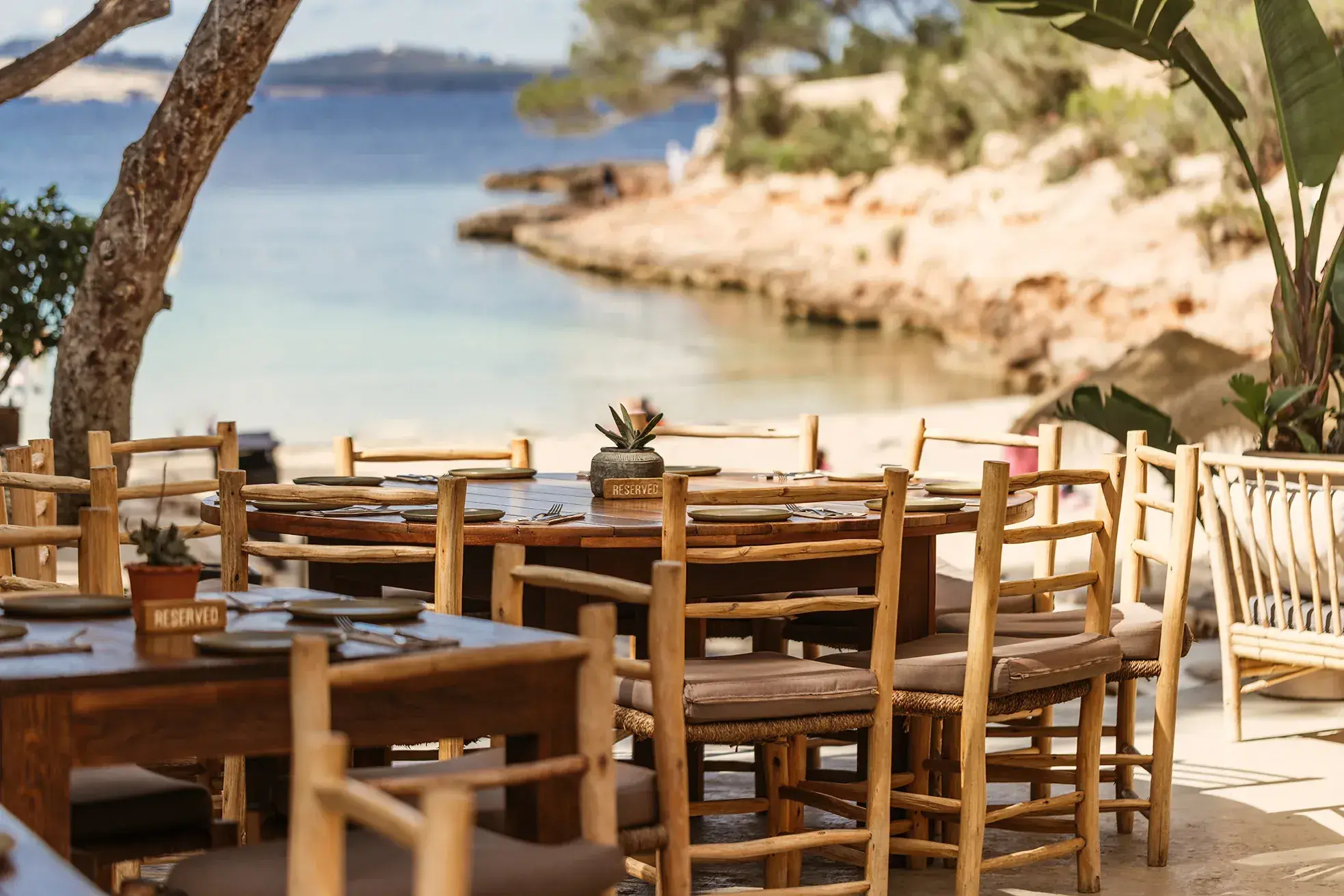 El Chiringuito Cala Gracioneta: Wooden tables on the terrace above the cove