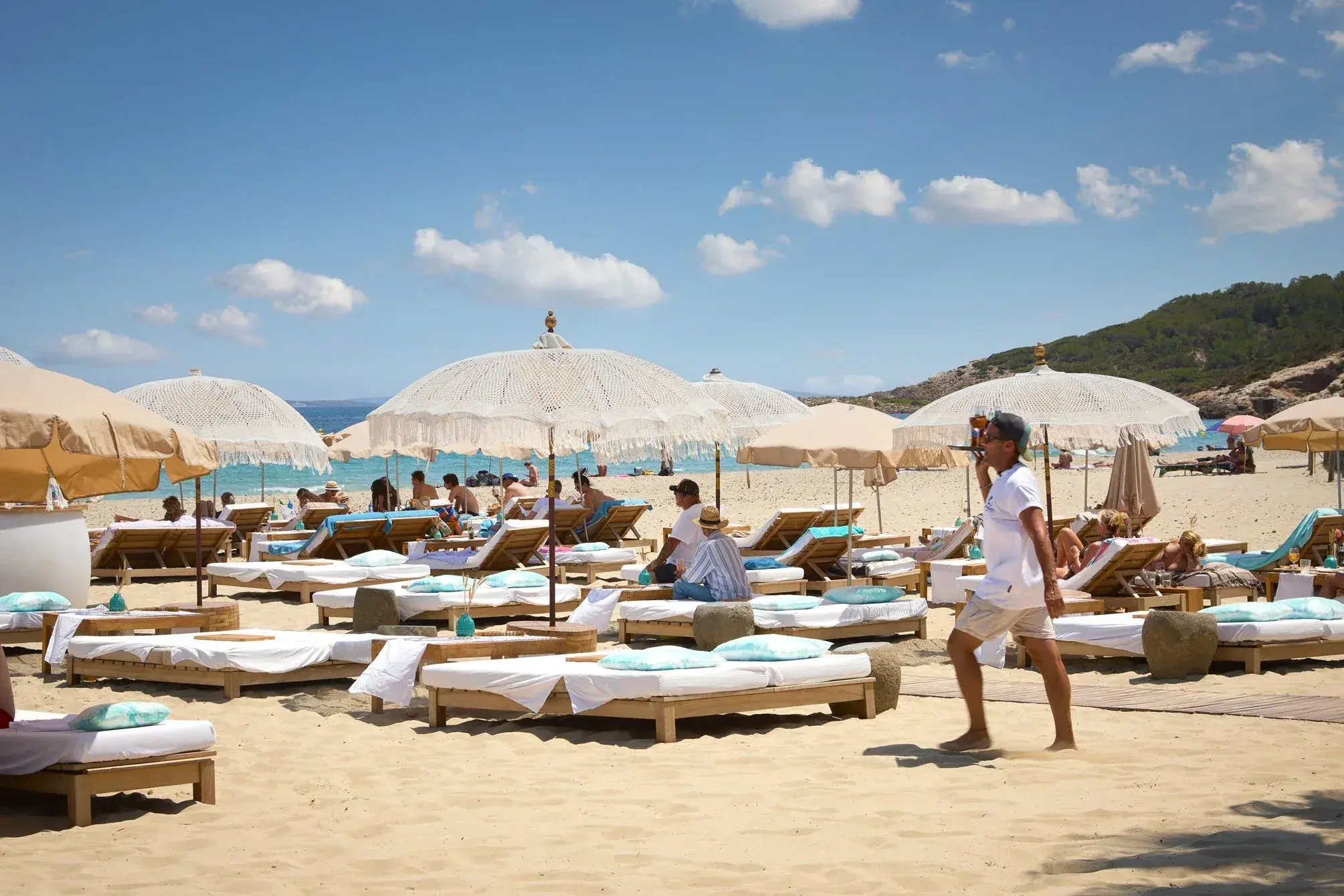 Coco Beach Ibiza: Beach with white parasols and sunbeds