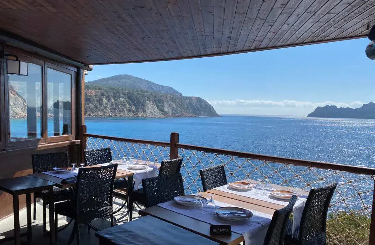 Es Boldado: Covered terrace tables facing the sea and headland
