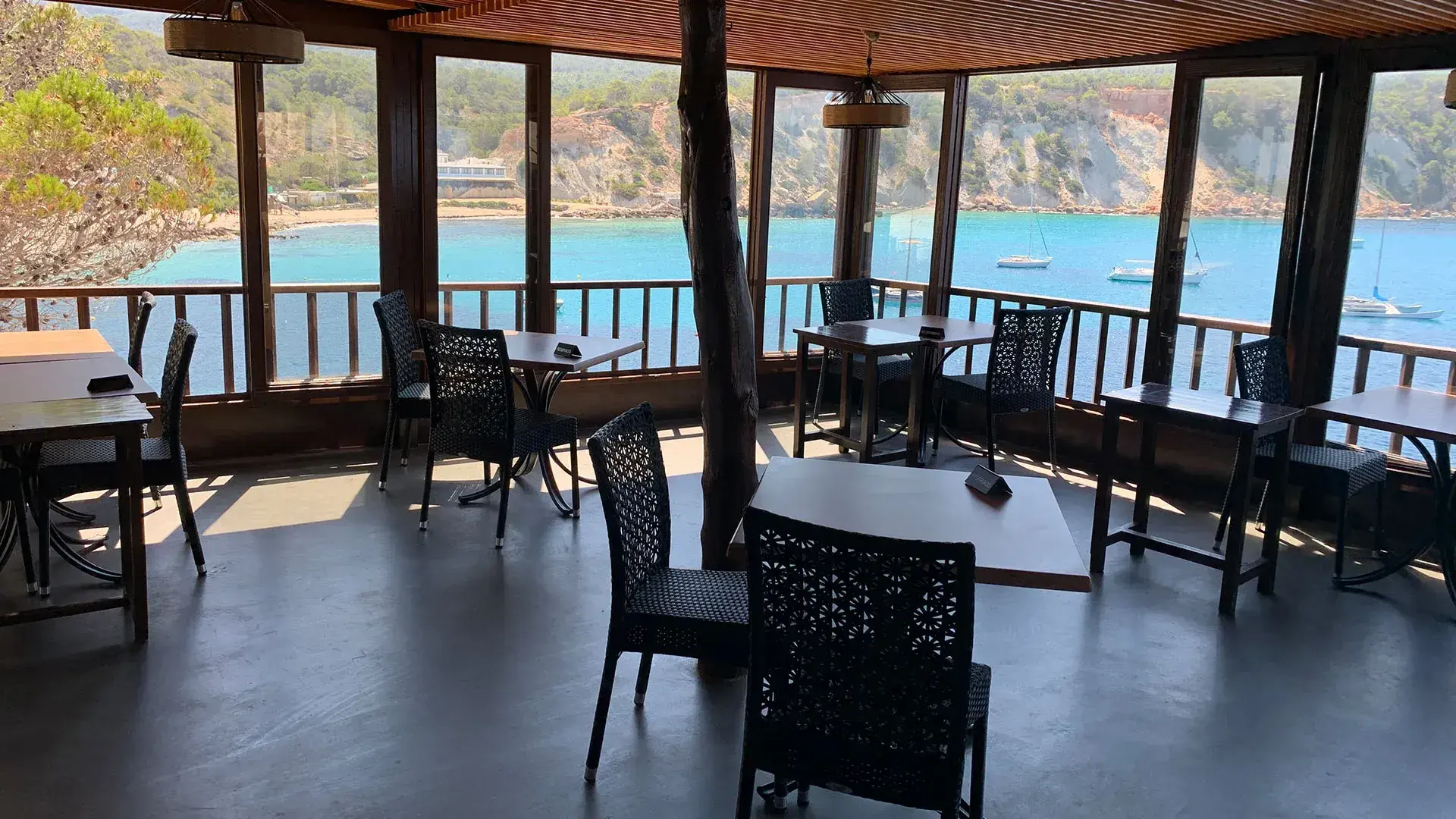 Es Boldado: Glazed dining room with sea views