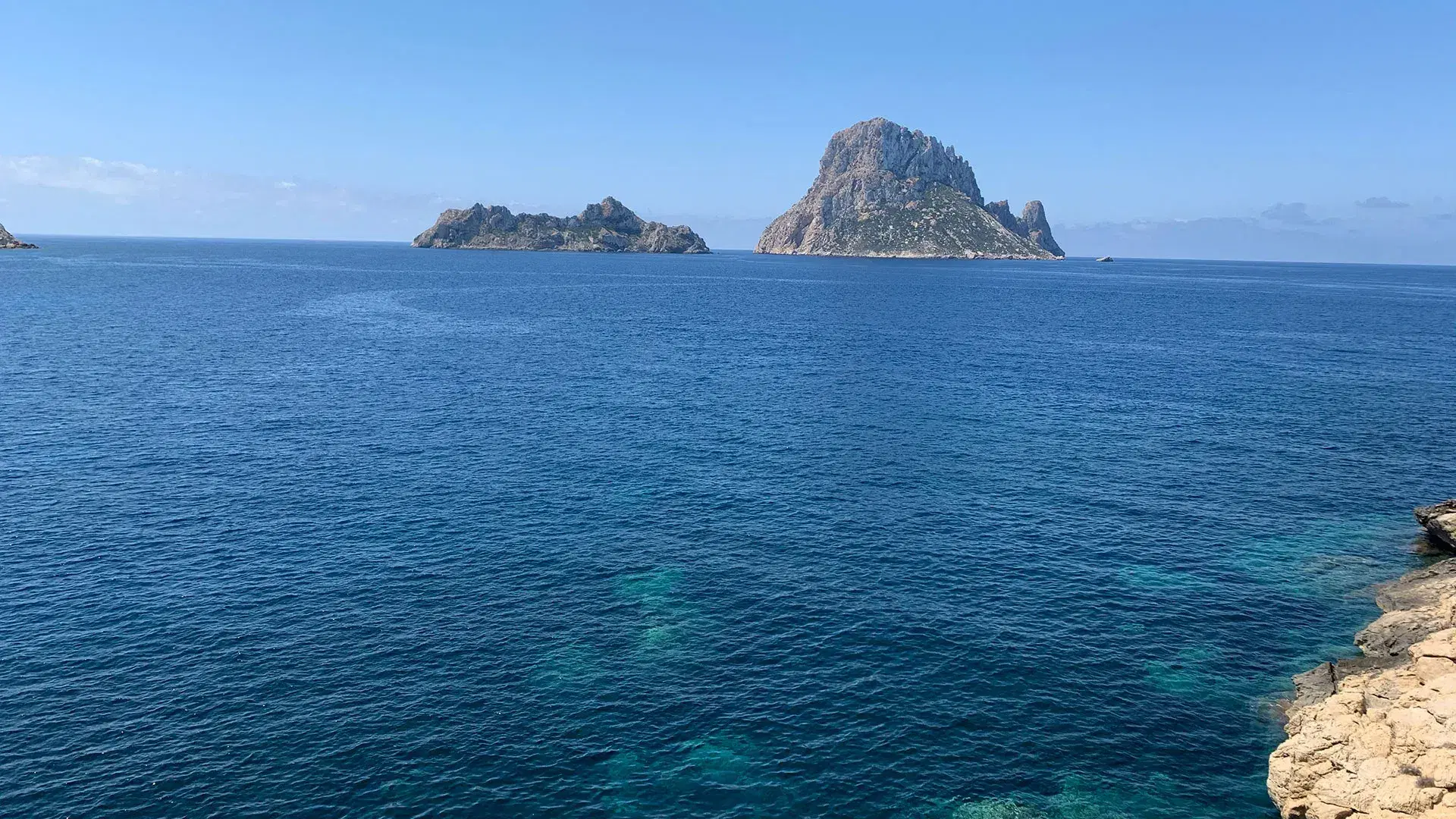 Es Boldado: Es Vedrà and Es Vedranell islets seen from the restaurant
