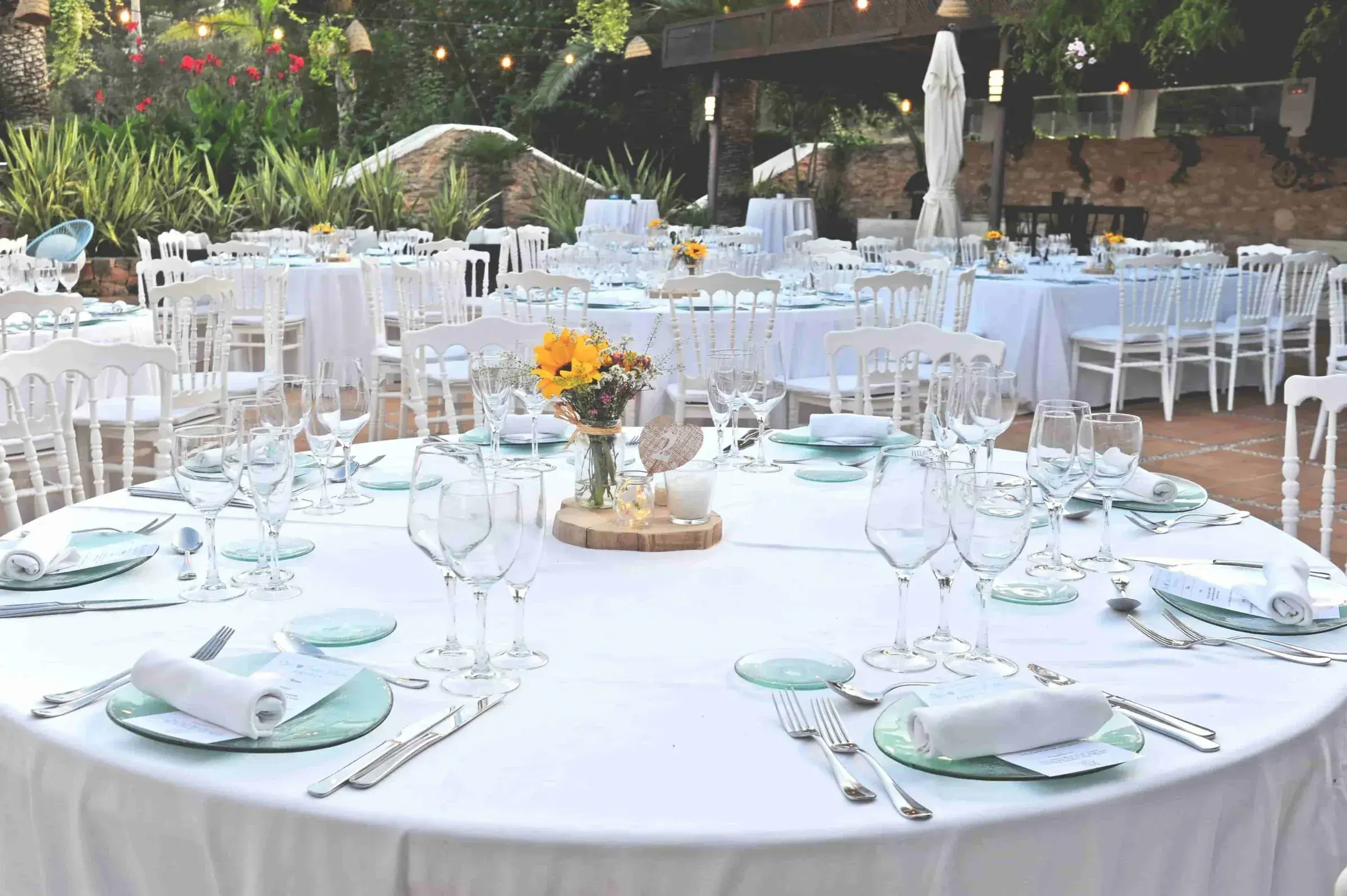 Es Jardins de Fruitera: Round banquet tables with white linen and flowers set for an event