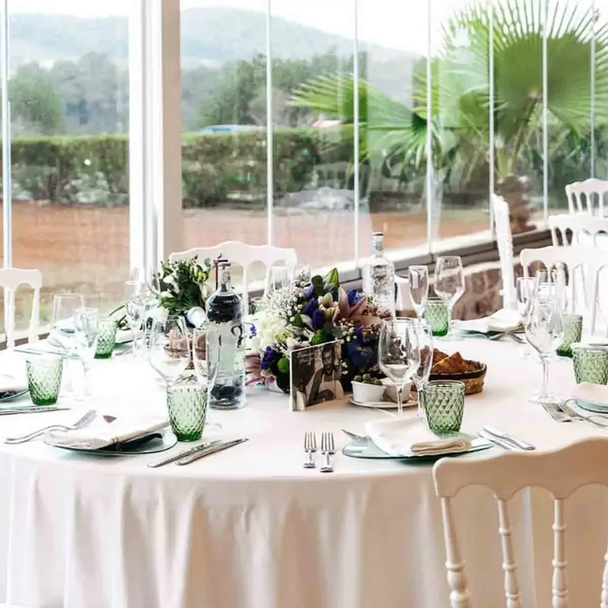Es Jardins de Fruitera: Round table with floral centrepiece in the glazed event room