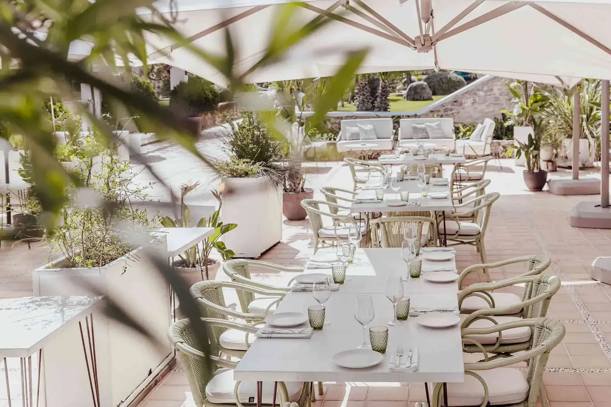 Es Jardins de Fruitera: Shaded outdoor terrace with set tables among trees