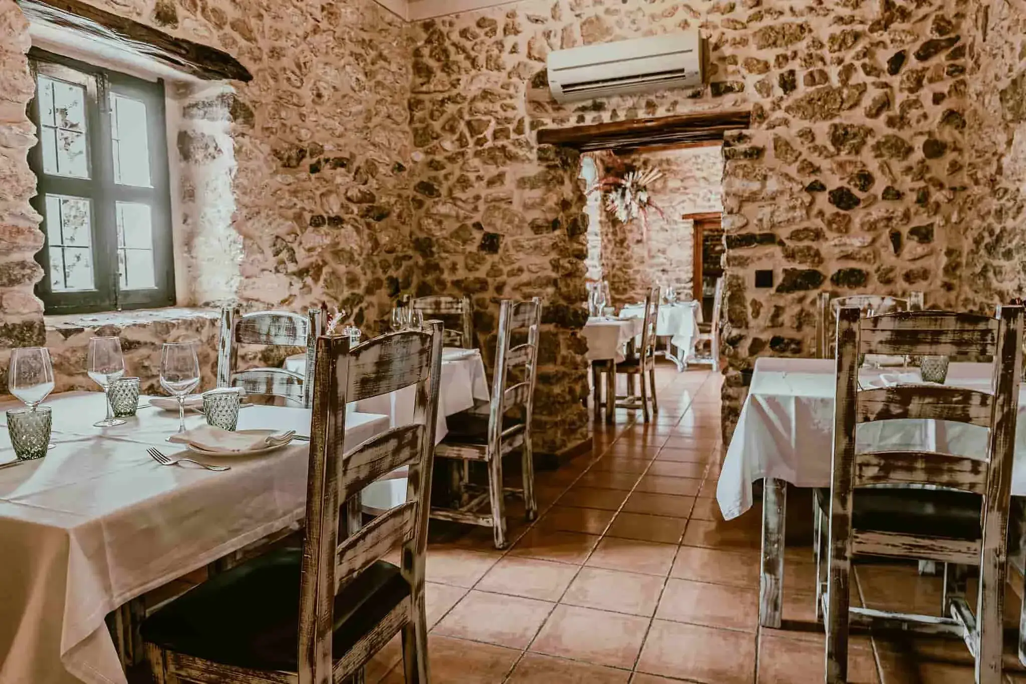 Es Jardins de Fruitera: Stone-walled interior dining room of the farmhouse