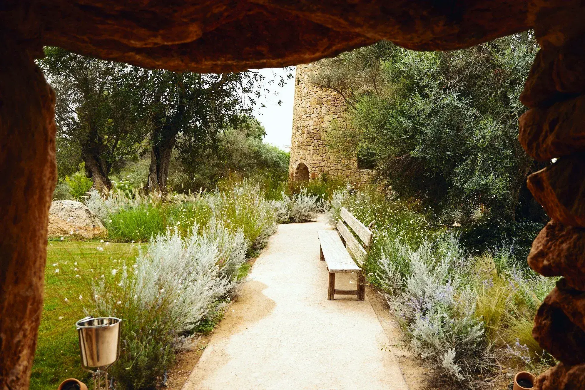 Finca Bonita: Gravel garden path through lavender towards the stone tower