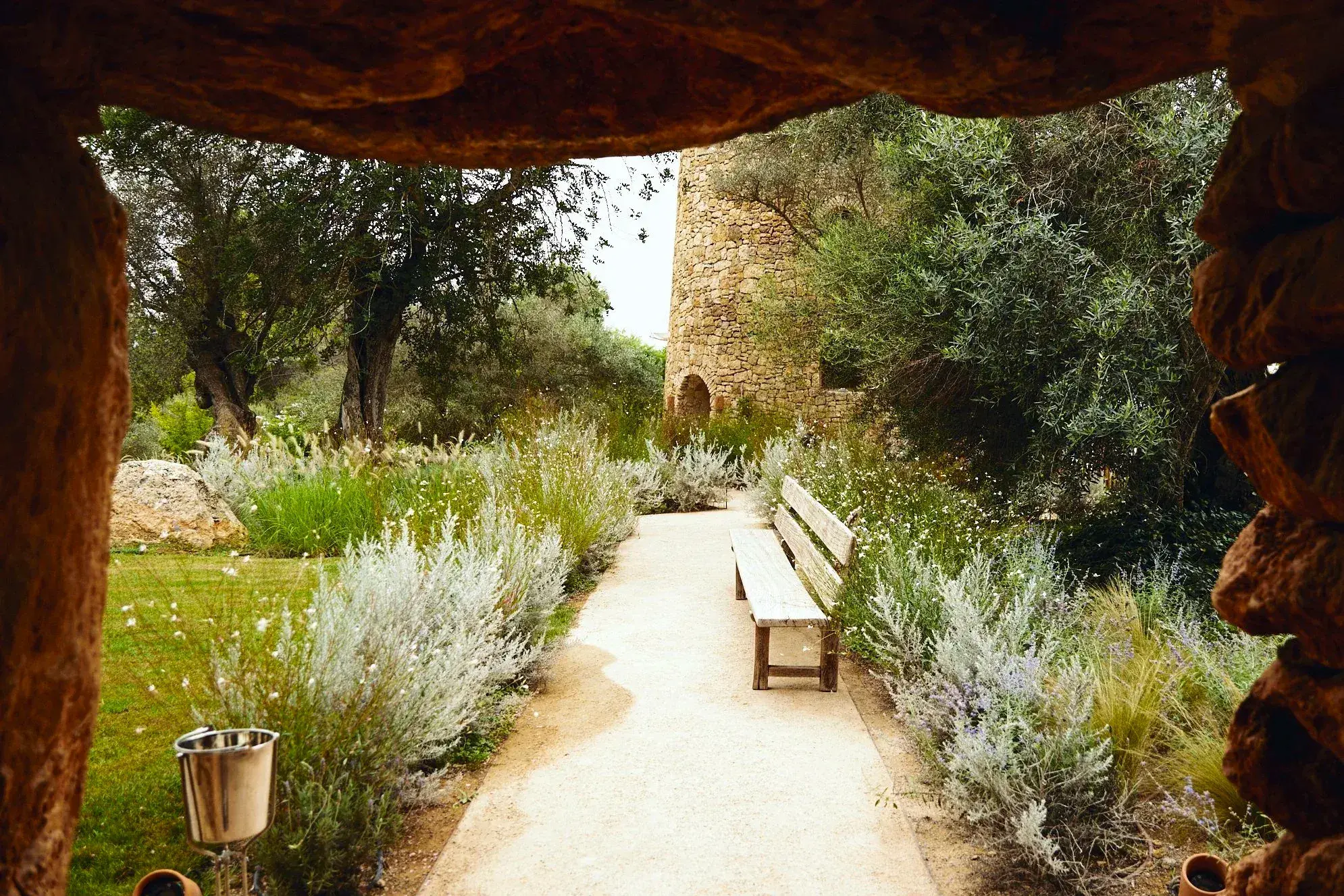 Fincadelica San Lorenzo: Gravel garden path to the old stone tower