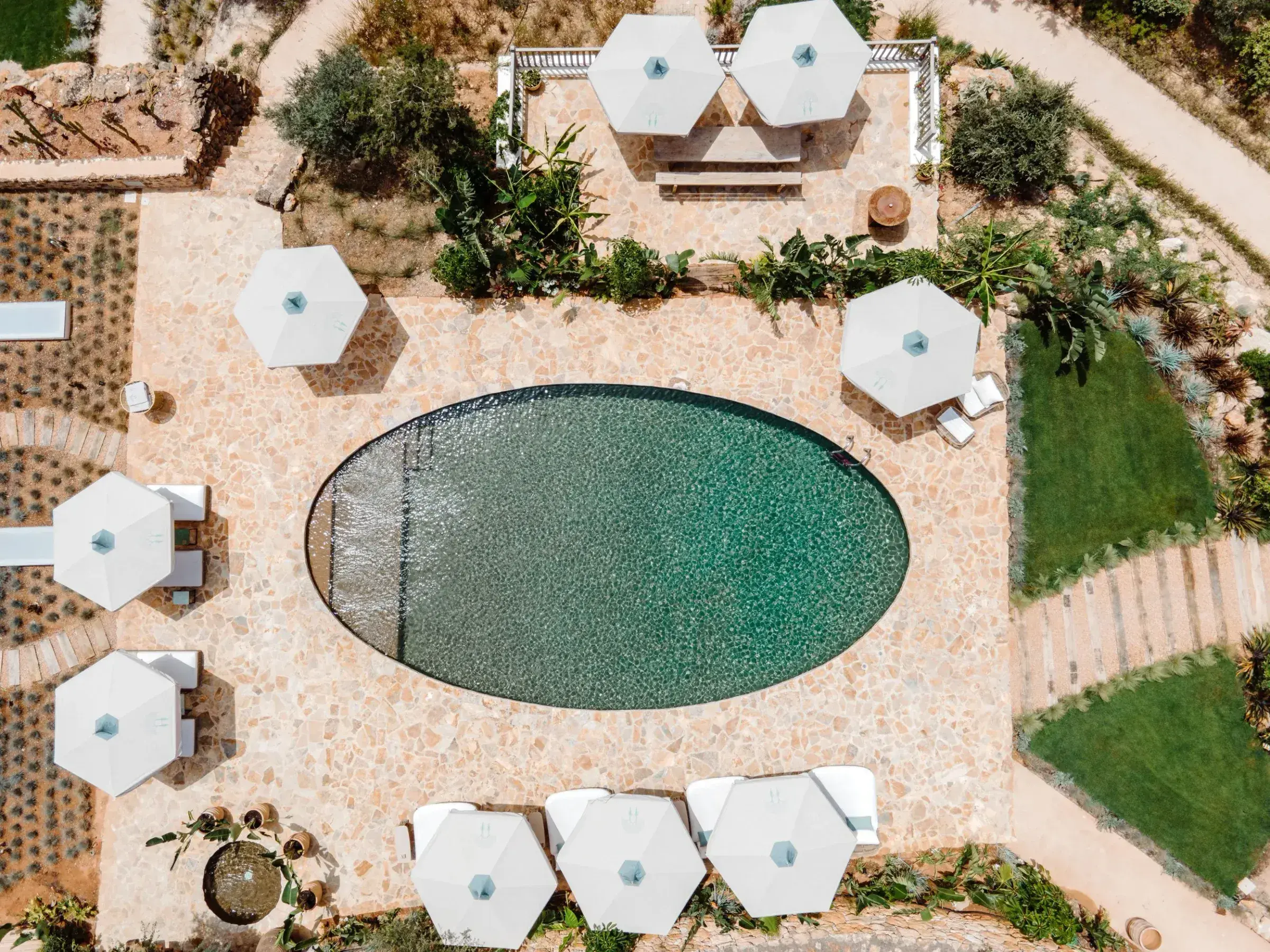 Fincadelica San Lorenzo: Aerial view of the oval pool and parasols