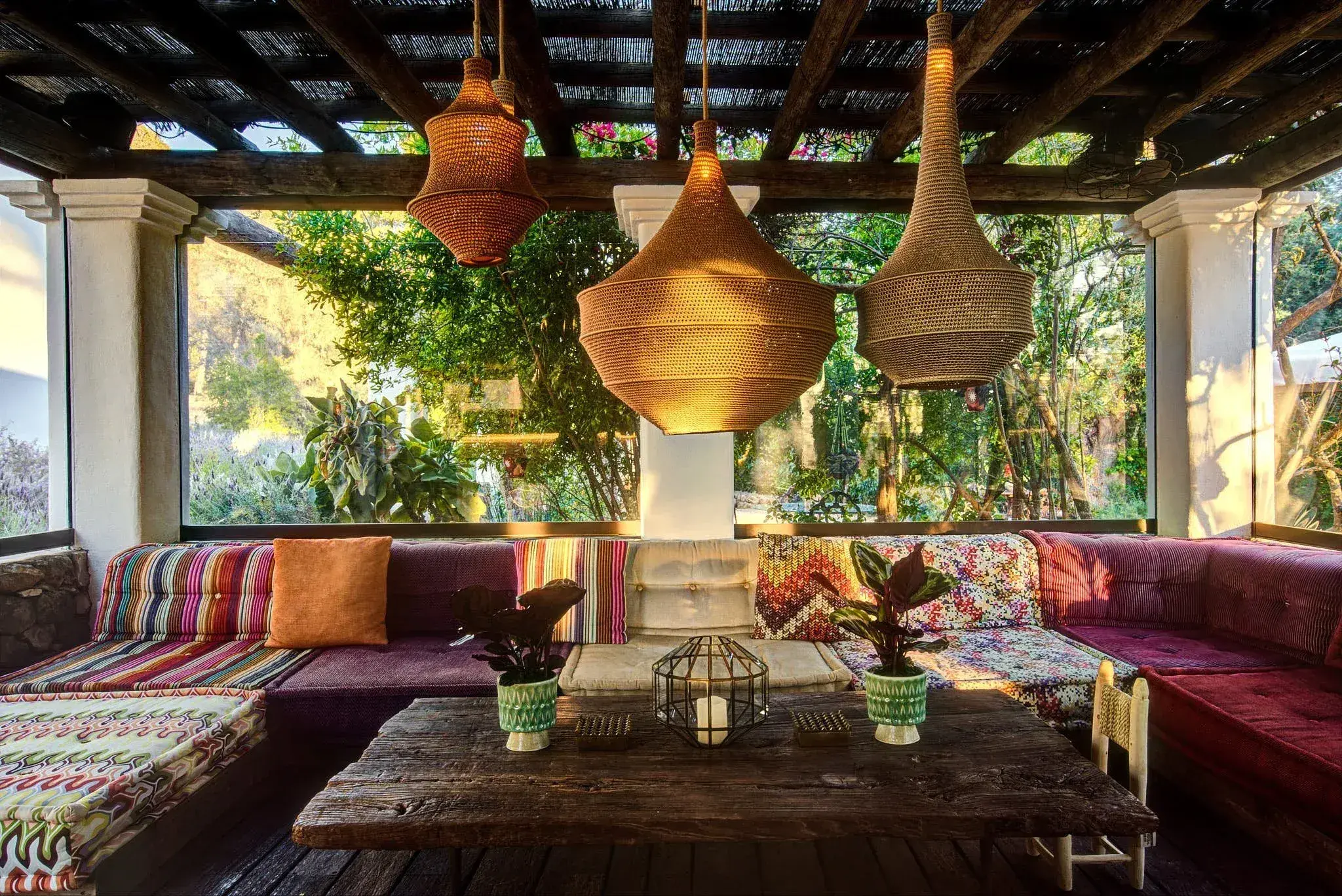 Fincadelica San Lorenzo: Covered terrace lounge with woven lamps and colourful sofas