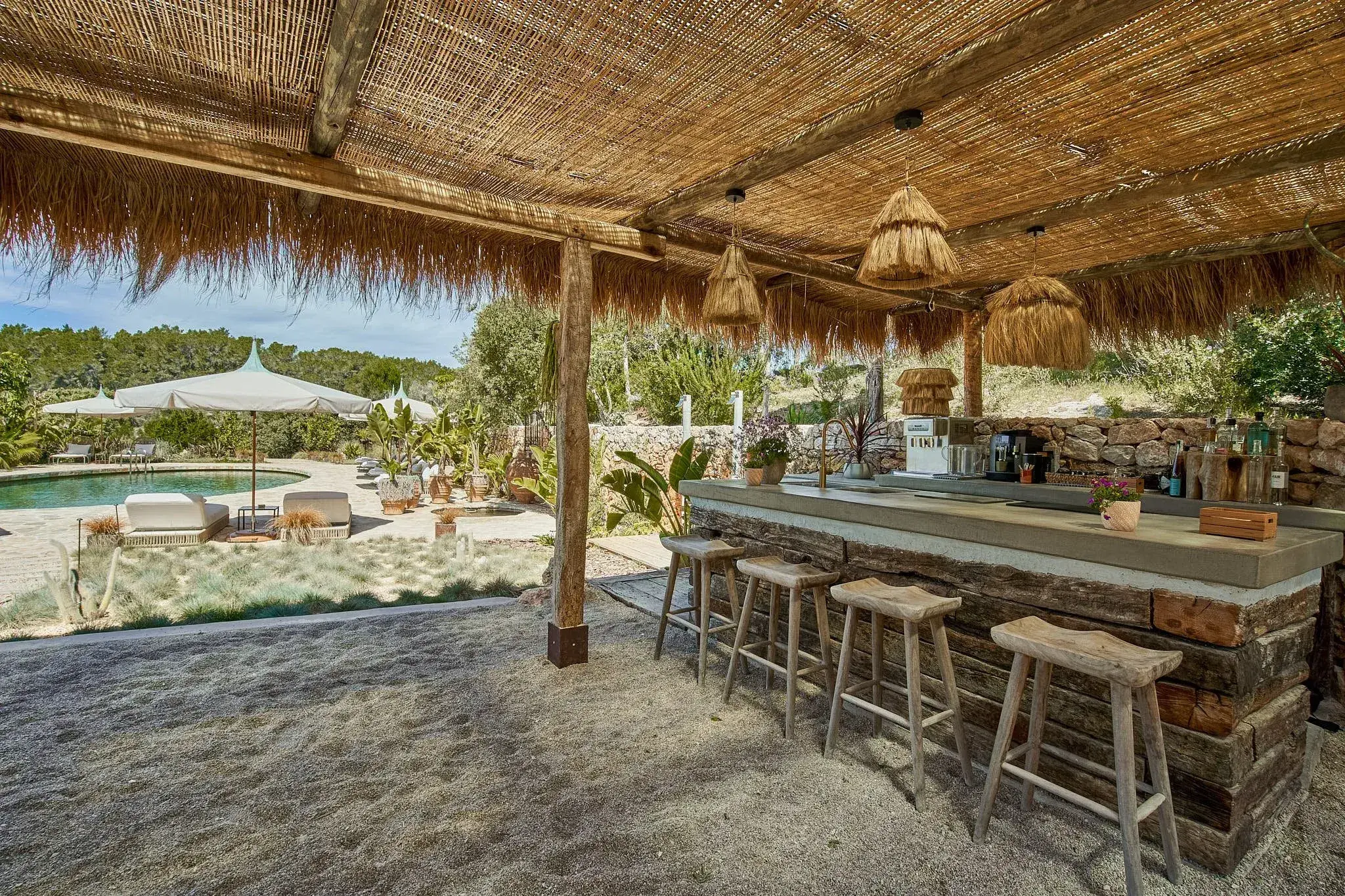 Fincadelica San Lorenzo: Reed-roofed outdoor bar beside the pool