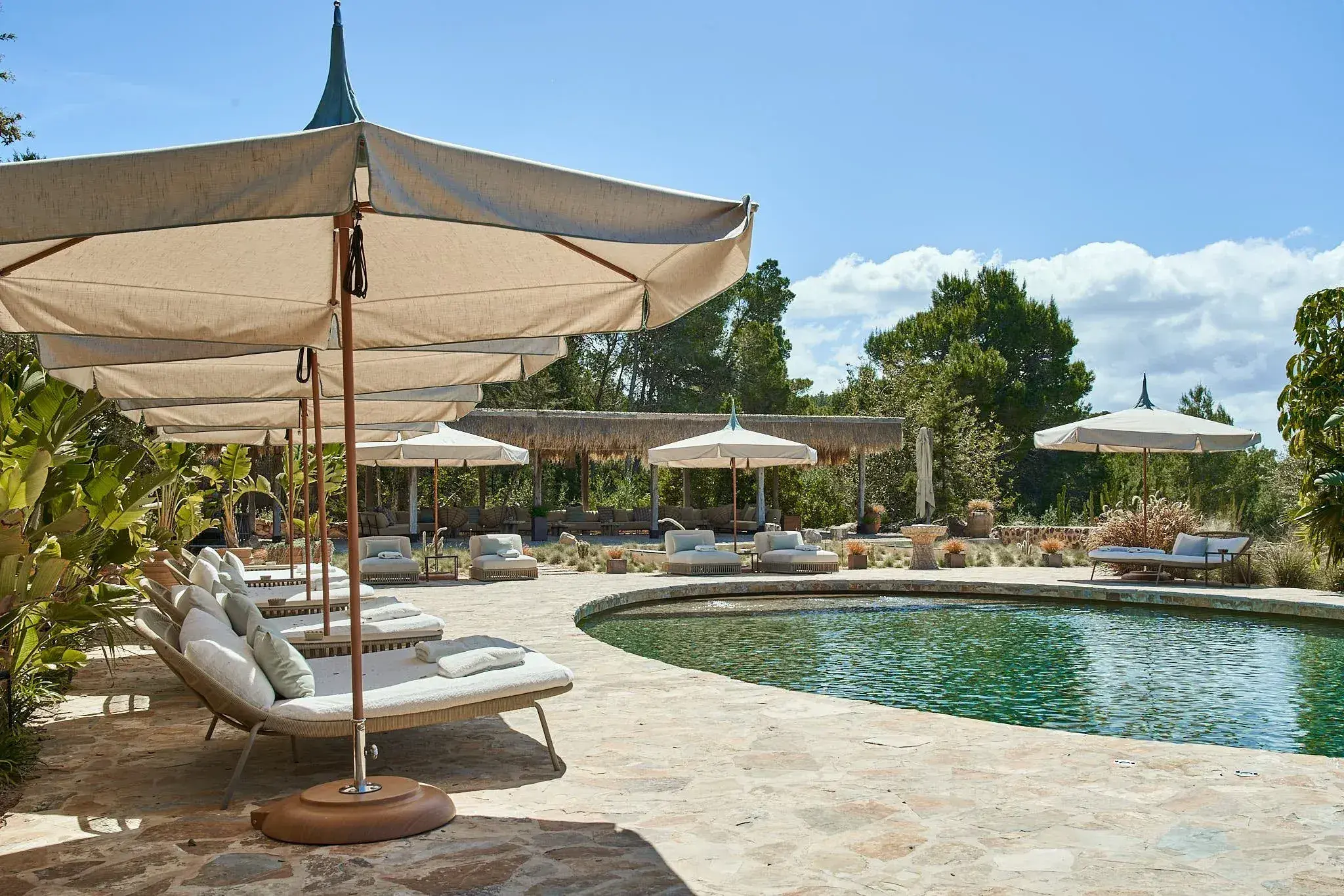 Fincadelica San Lorenzo: Pool with parasols and daybeds