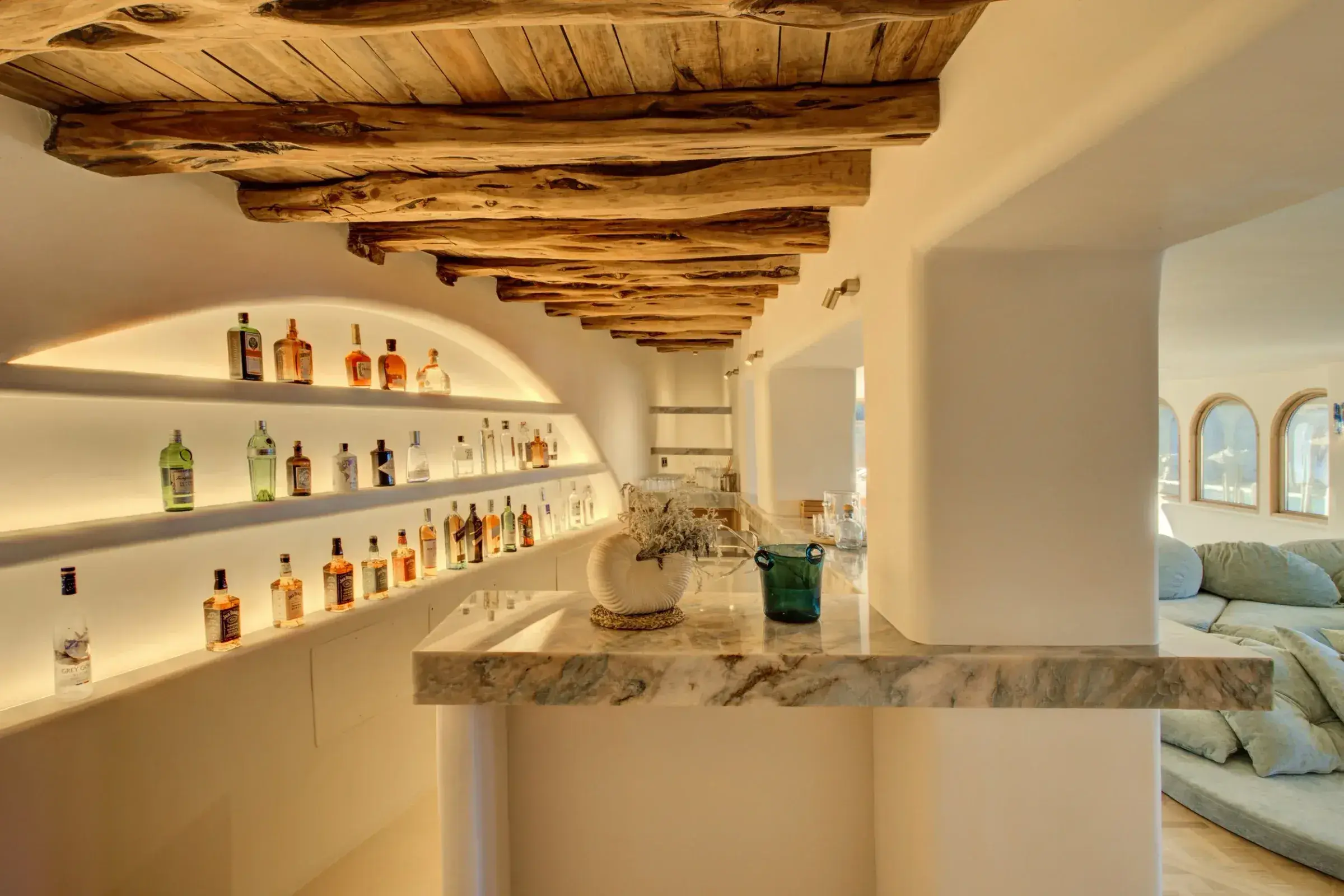 Fincadelica Xarraca: Bar with curved shelves under a beamed ceiling