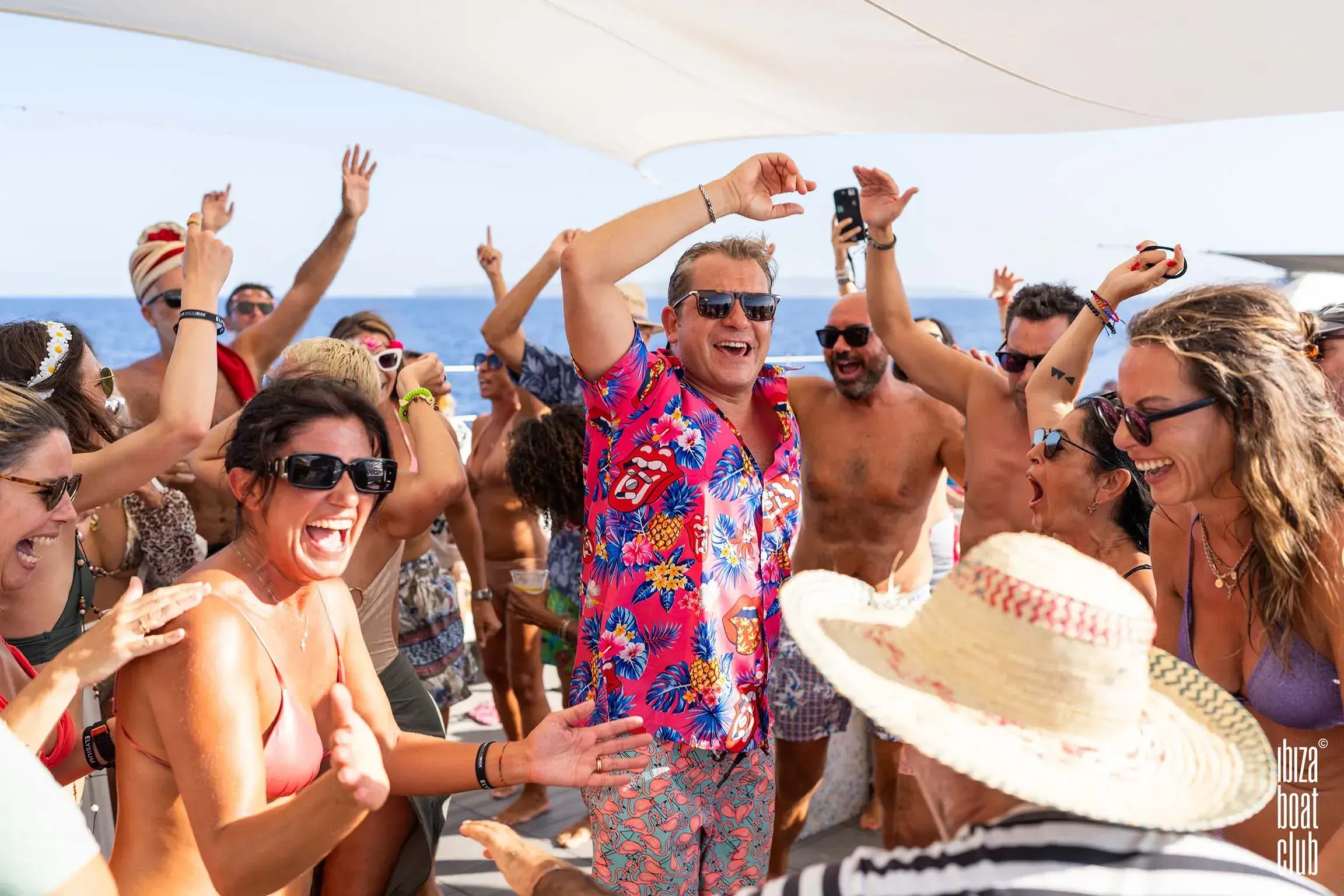 Ibiza Boat Club: Guests dancing on the shaded upper deck