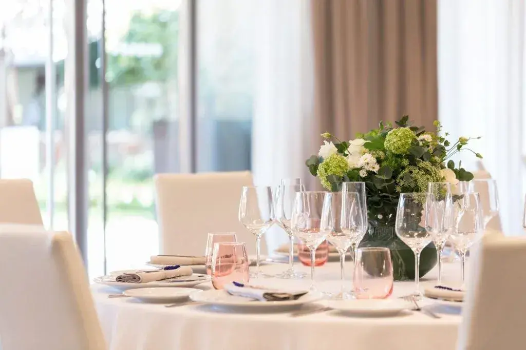 Ibiza Gran Hotel: Round banquet table with white flowers and glassware in a salon
